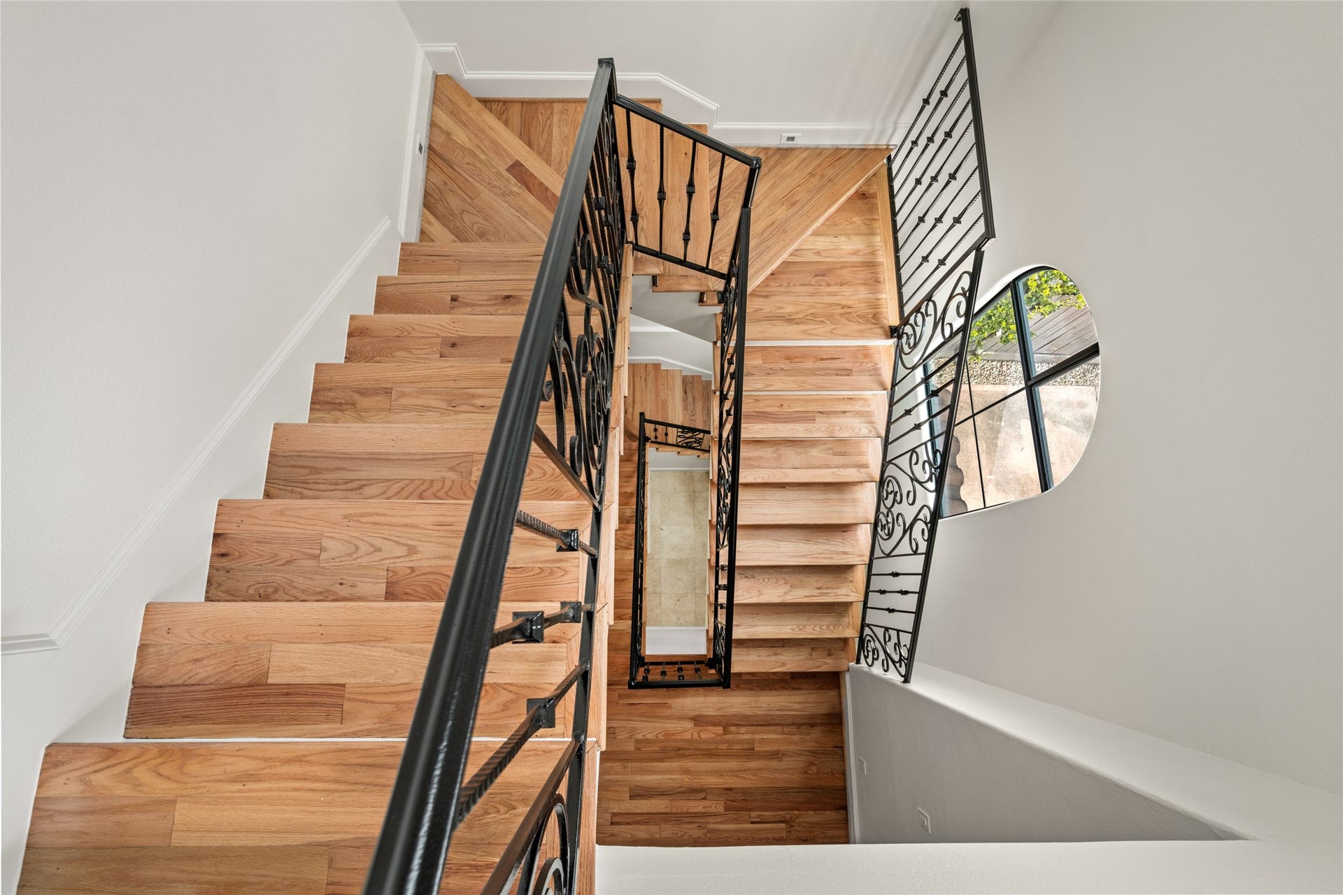 5218 Feagan Street, #D, Houston, TX 77007 Grand staircase serving as a stunning focal point of the home.