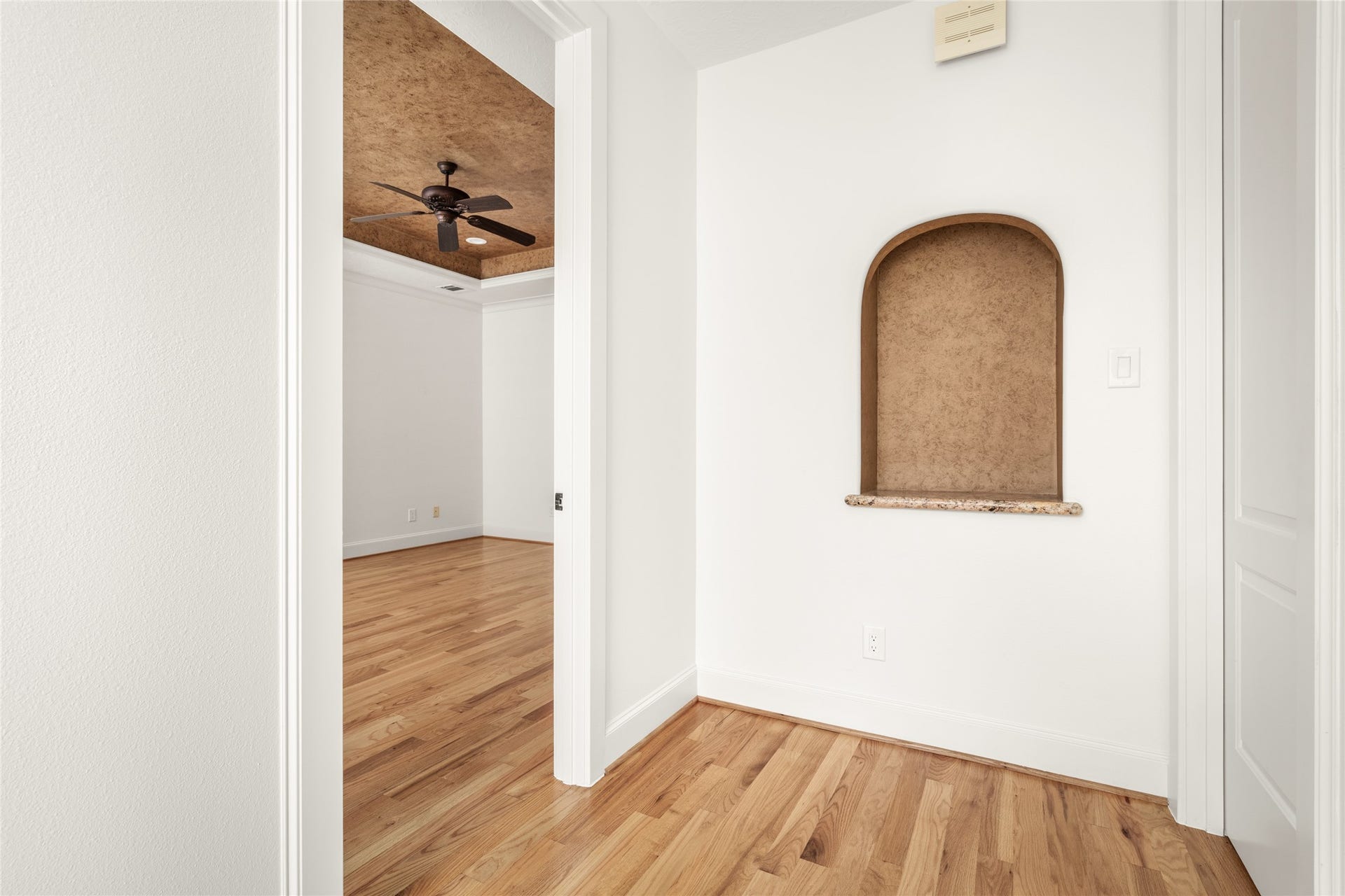 5218 Feagan Street, #D, Houston, TX 77007 Third-floor hallway leading to the primary suite.