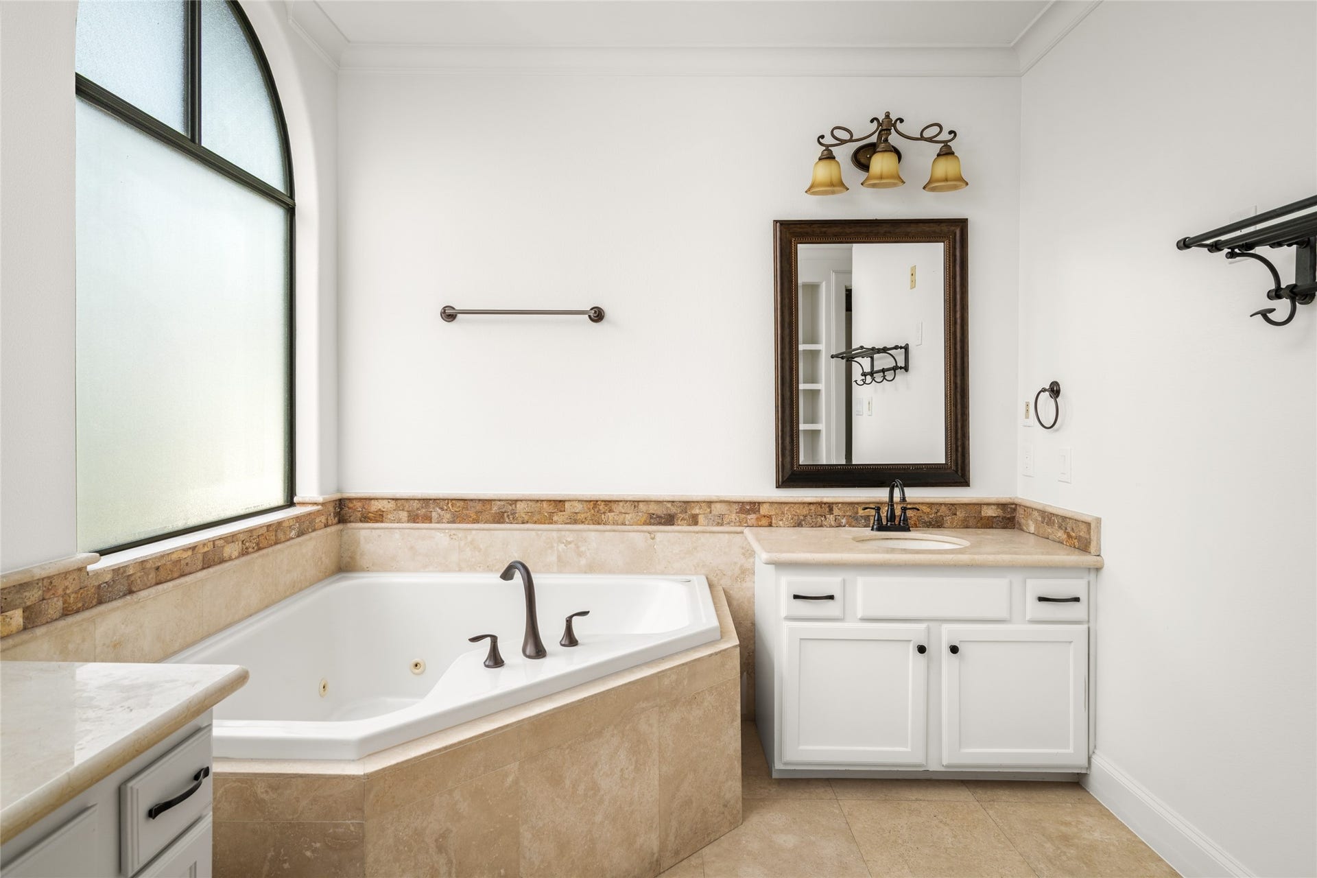 5218 Feagan Street, #D, Houston, TX 77007 Large frosted window in the primary bathroom.