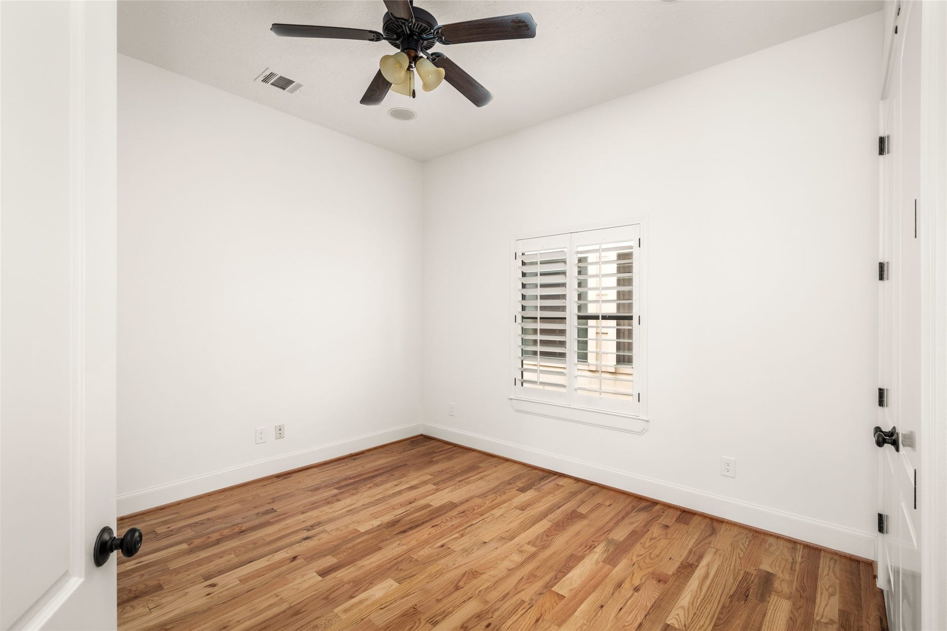 5218 Feagan Street, #D, Houston, TX 77007 Second-floor bedroom with a full en-suite bathroom.