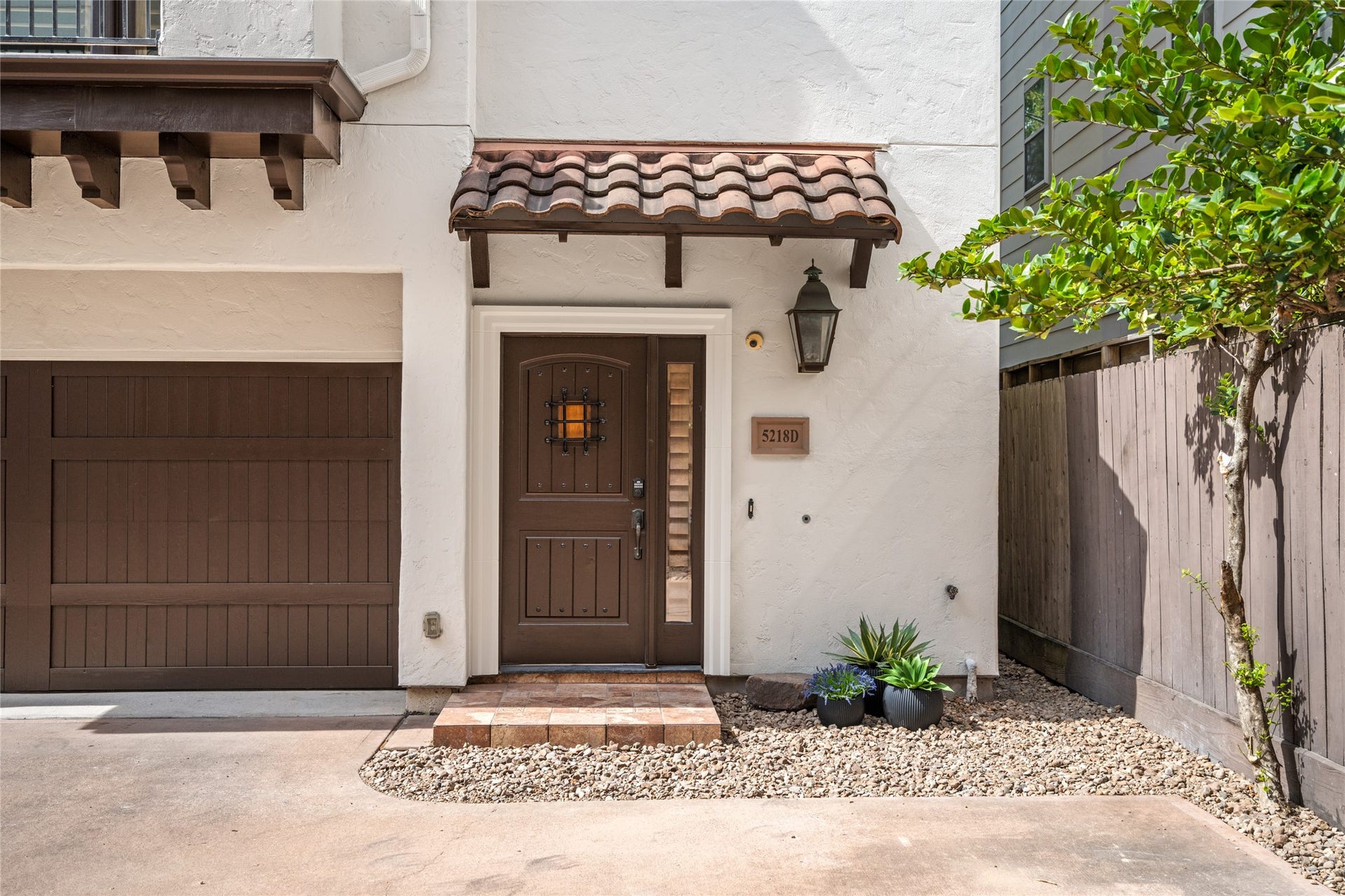 5218 Feagan Street, #D, Houston, TX 77007 Easy maintenance landscaping.