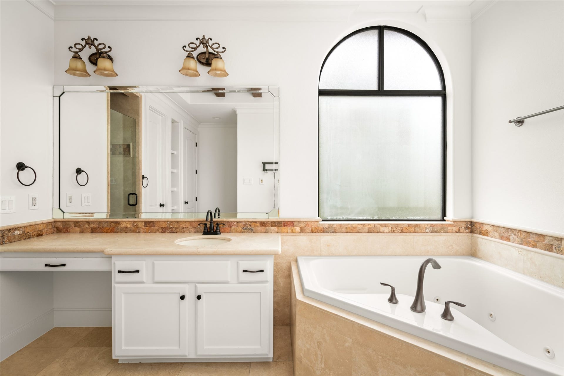 5218 Feagan Street, #D, Houston, TX 77007 Plenty of space for two in this spacious primary bathroom.