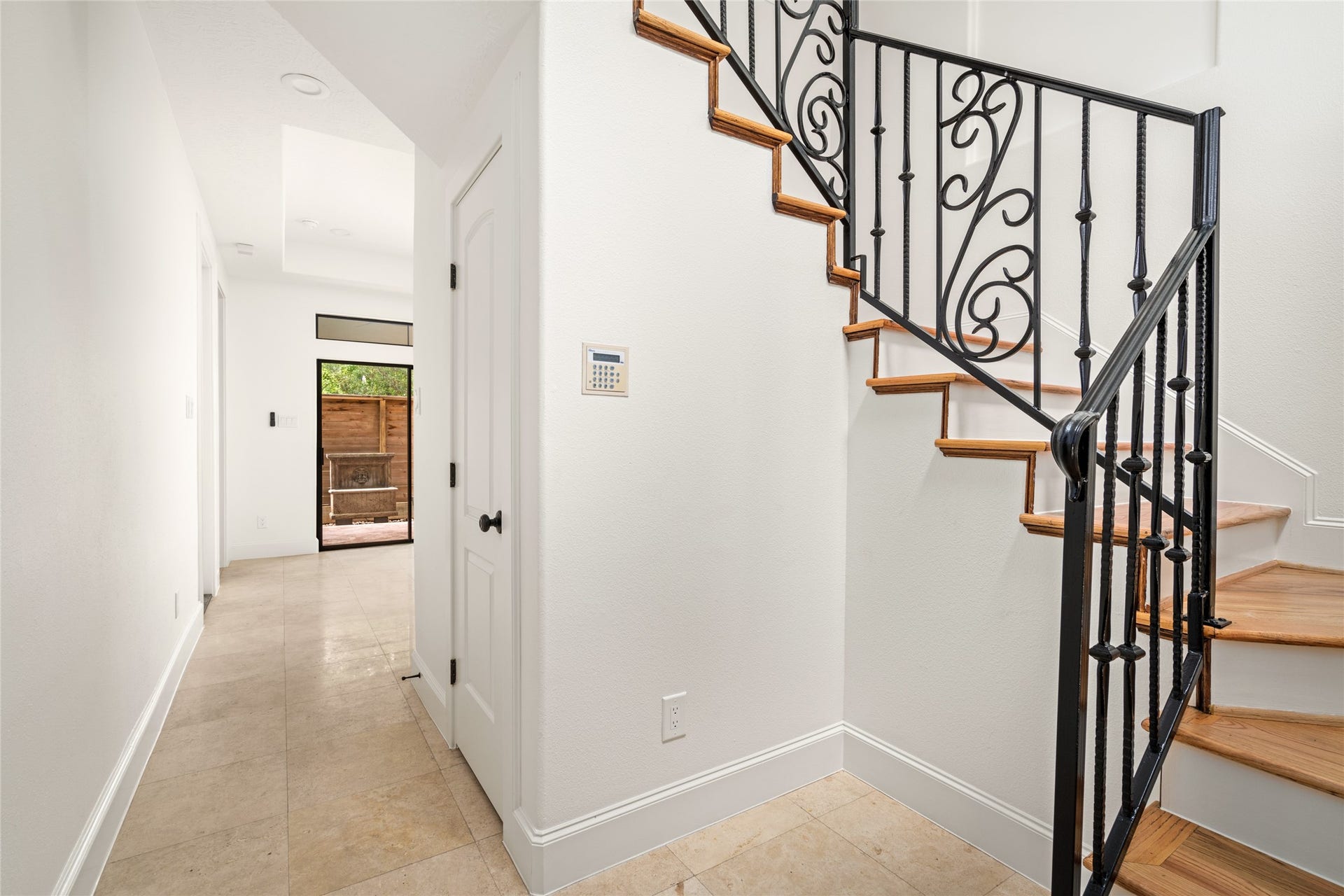 5218 Feagan Street, #D, Houston, TX 77007 The foyer leads to the first-floor living space.