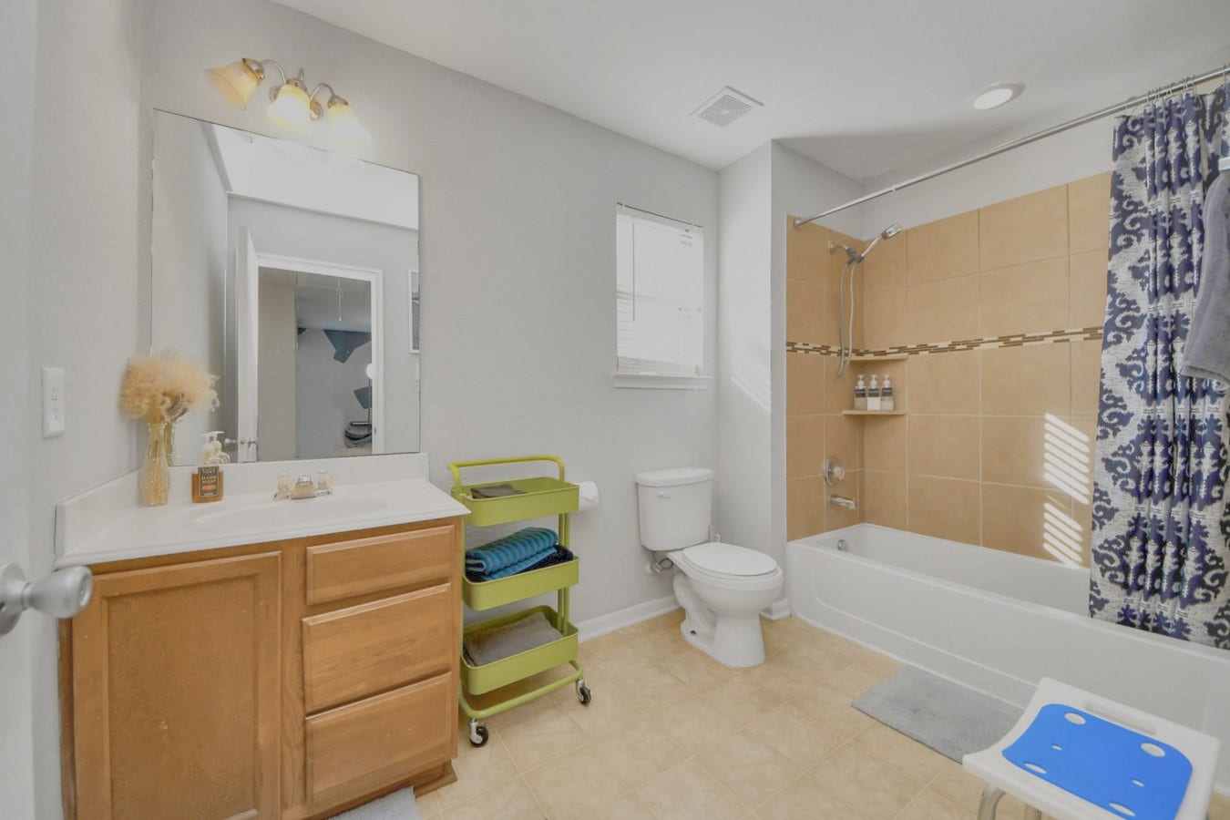 19431 Garden Gate Court, Houston, TX 77073 Secondary Full Bath upstairs