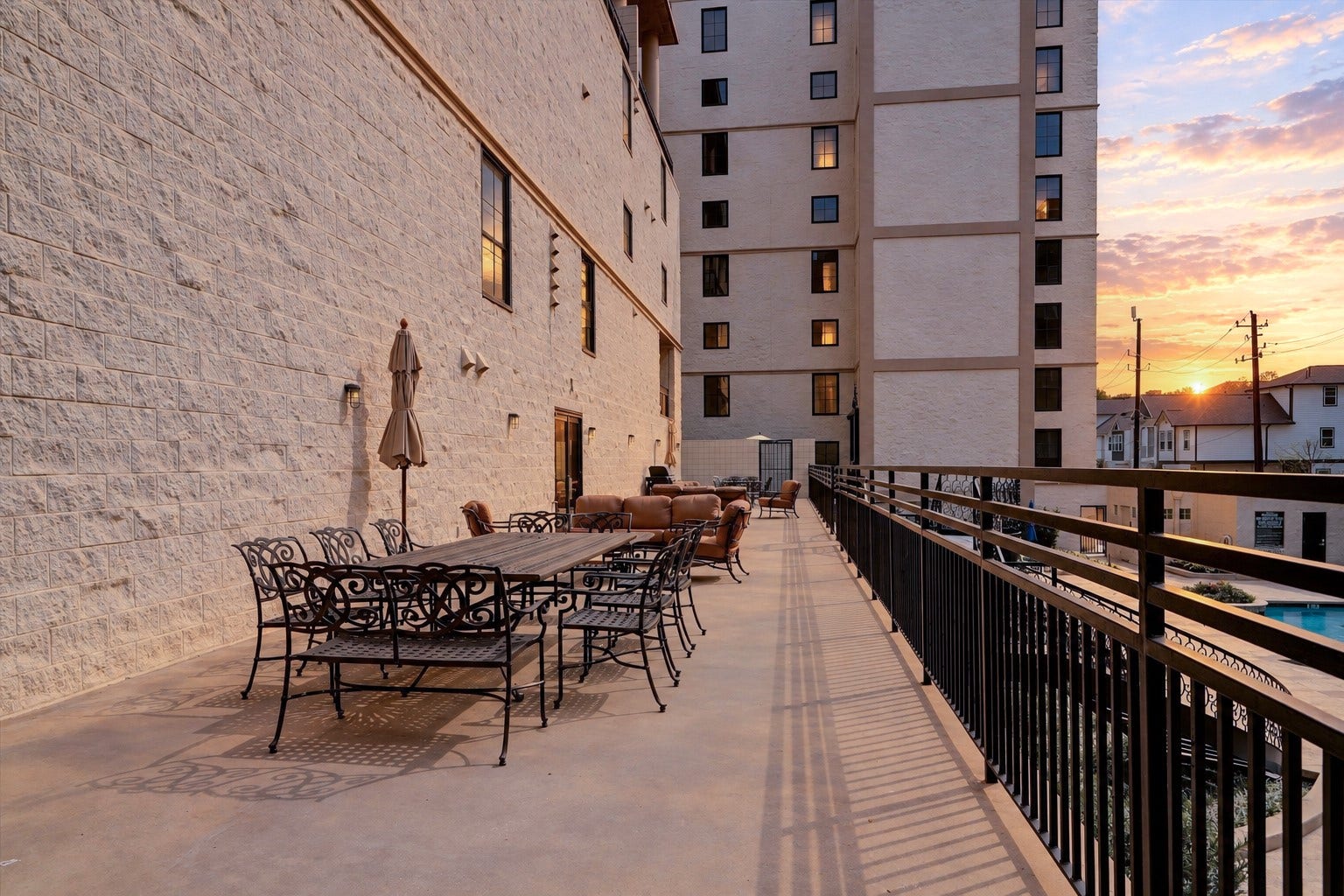 An expansive outdoor terrace offers residents a comfortable setting to relax and enjoy Houston's beautiful weather. The Renoir also features a dedicated dog run, adding convenience for residents with pets.