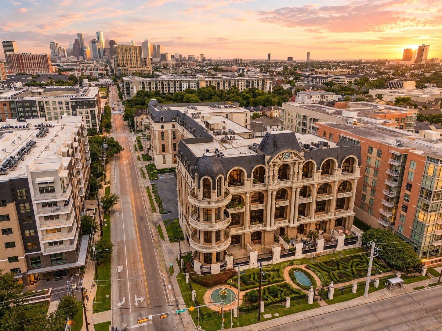 Step outside onto the private balcony and enjoy views of the surrounding neighborhood and vibrant Inner Loop setting. With River Oaks Shopping Center, Regent Square, Buffalo Bayou Park, and an array of restaurants and entertainment nearby, the location offers exceptional everyday convenience.