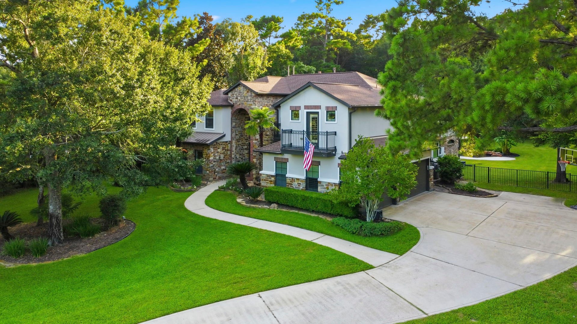 11612 Princess Ann Court, Montgomery, TX 77316 Home sits up on a hill.