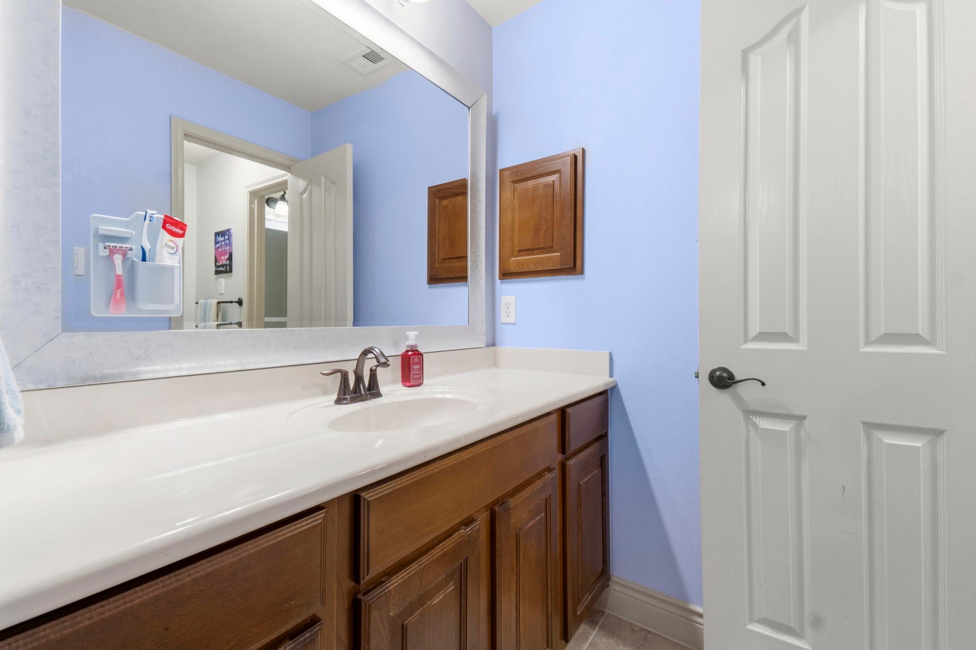 11612 Princess Ann Court, Montgomery, TX 77316 Hollywood bathroom connects 2 bedrooms.