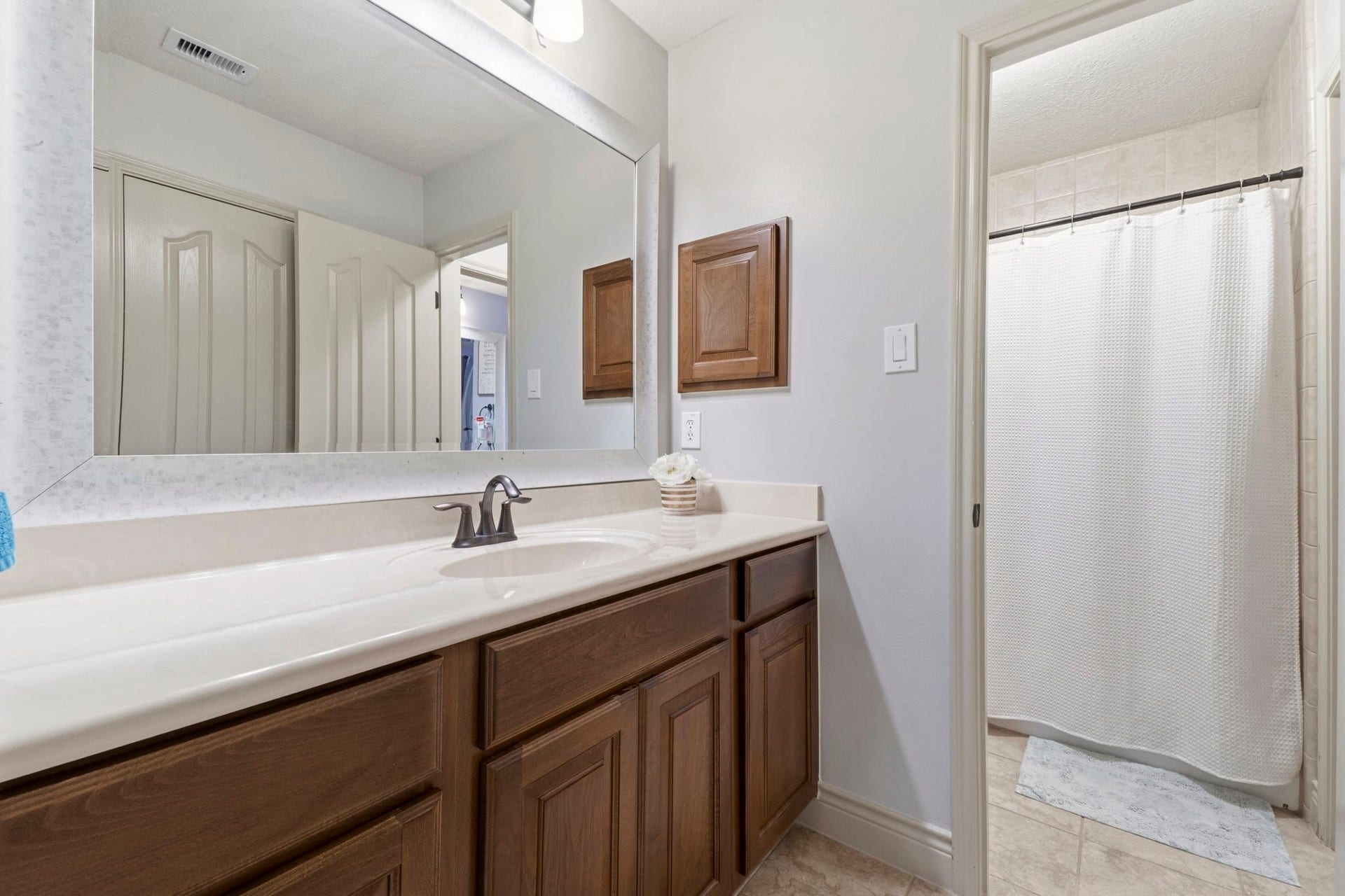 11612 Princess Ann Court, Montgomery, TX 77316 Hollywood bathroom connects bedrooms 3 & 4