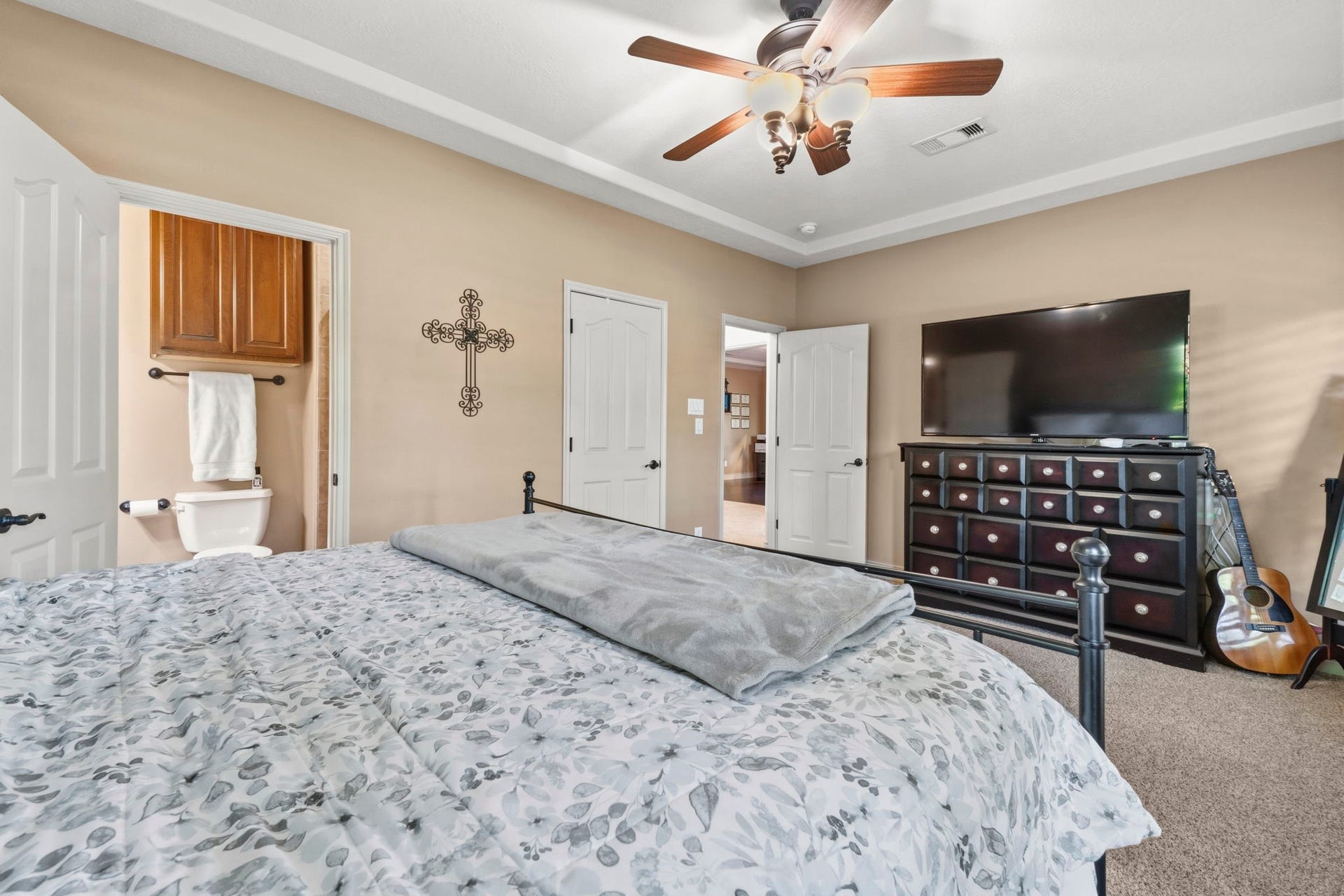11612 Princess Ann Court, Montgomery, TX 77316 2nd primary suite downstairs.