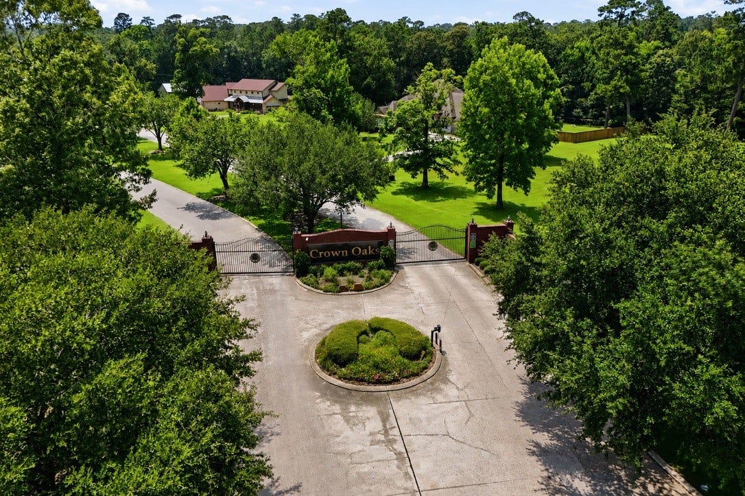11612 Princess Ann Court, Montgomery, TX 77316 Crown Oaks is a luxury gated community.