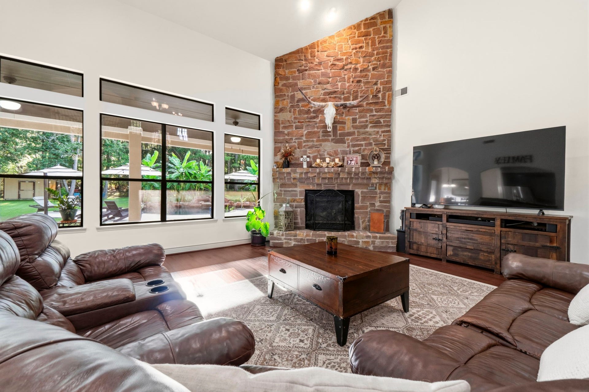 11612 Princess Ann Court, Montgomery, TX 77316 Wall of windows fills the family room with natural light and backyard views.