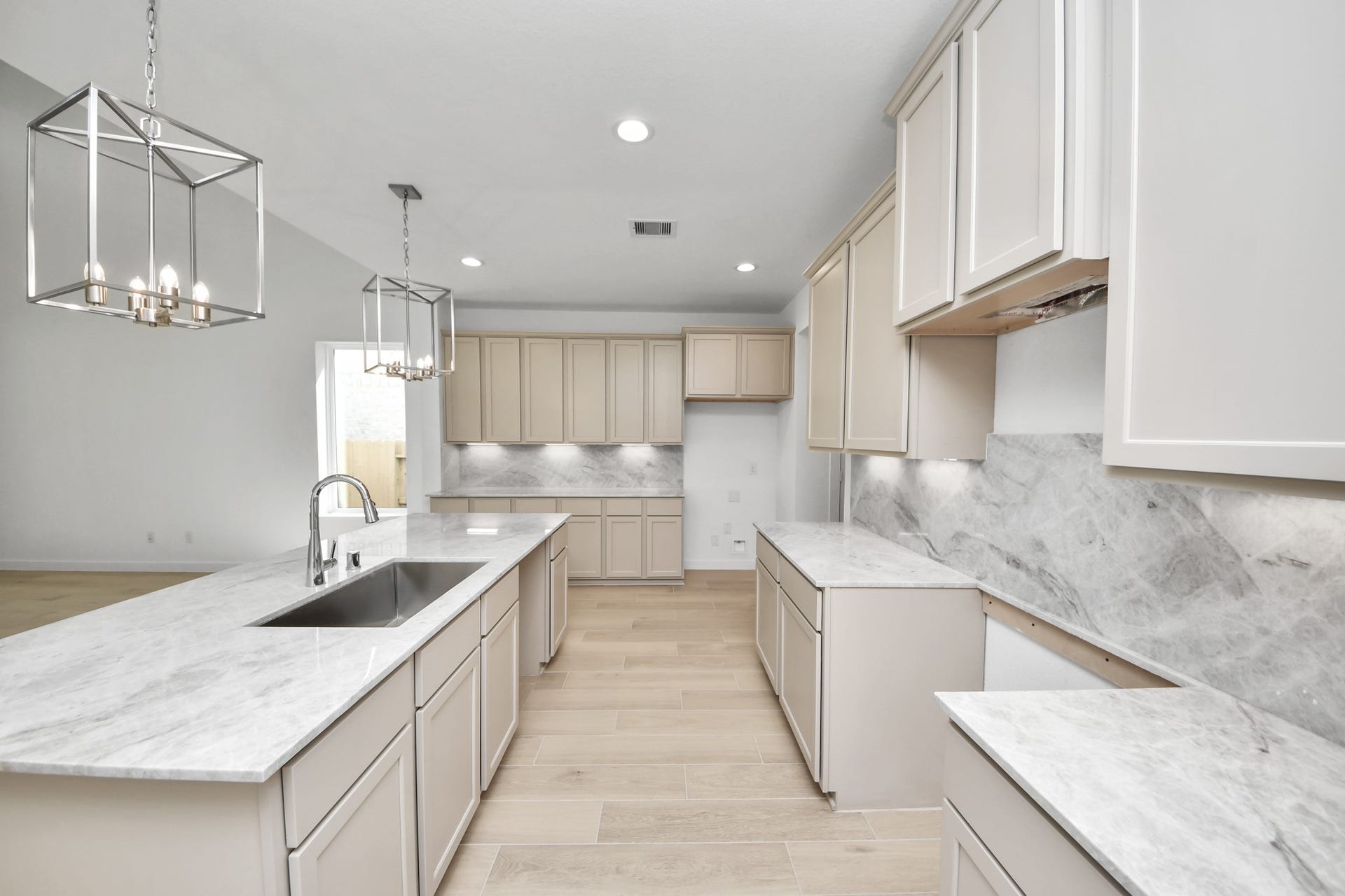 2114 Della Lakes Court, Fresno, TX 77545 The kitchen is a culinary haven, featuring granite countertops, a tile backsplash, stainless steel appliances, 42 upper cabinets, and undercabinet lighting. Sample photo of completed home with similar floor plan. Actual colors and selections may vary.