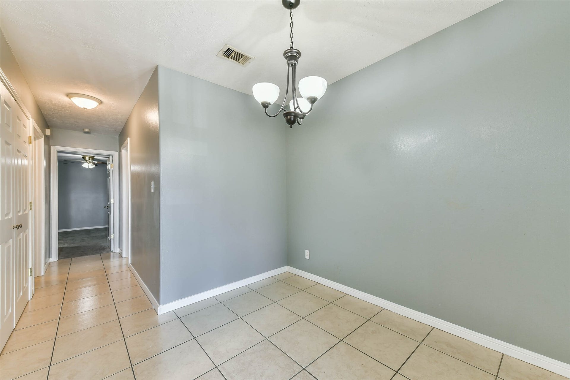 2501 Gulf Freeway, #243D, Dickinson, TX 77539 Dining area