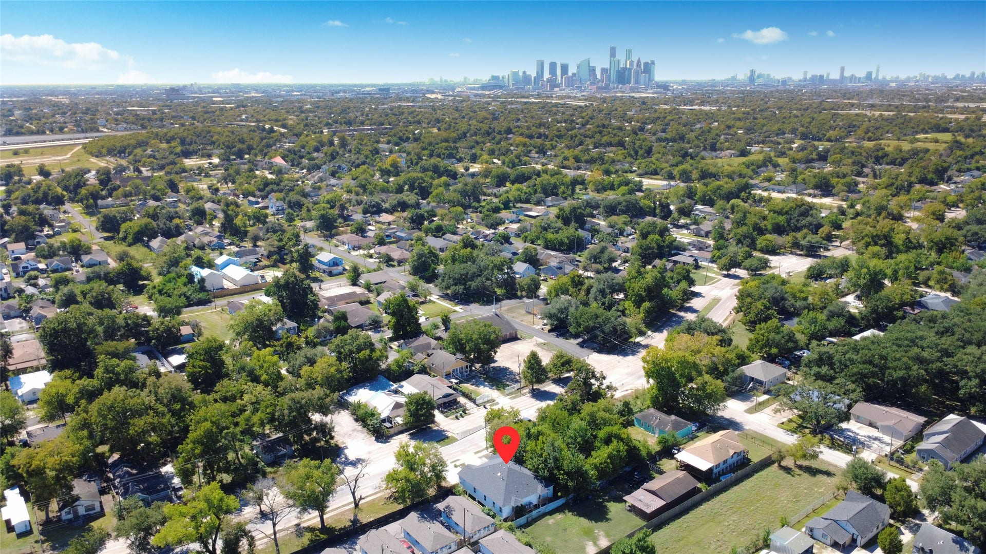 4615 Collingsworth Street, #AB, Houston, TX 77026 Charming home nestled in a lush, tree-lined neighborhood with convenient proximity to the vibrant city skyline, offering the perfect blend of suburban tranquility and urban accessibility.