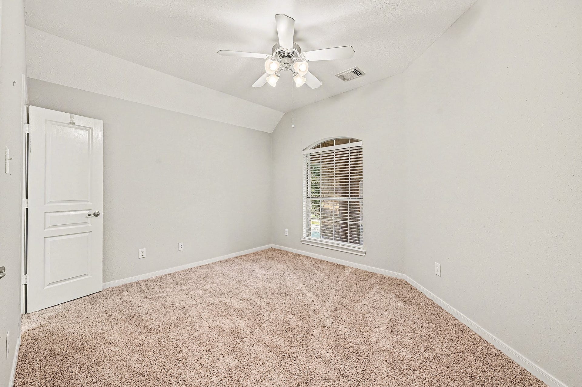 This a view of secondary bedroom without funuriture.