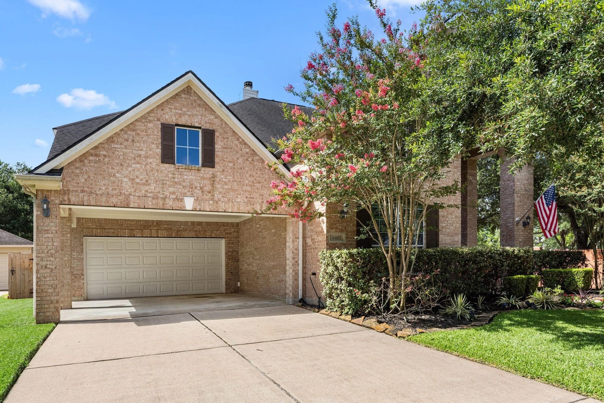 This home not only has a 2 car garage but has a porte cache that holds 4 cars plus the bonus extended driveway
 you will love for family and guest for additional parking.