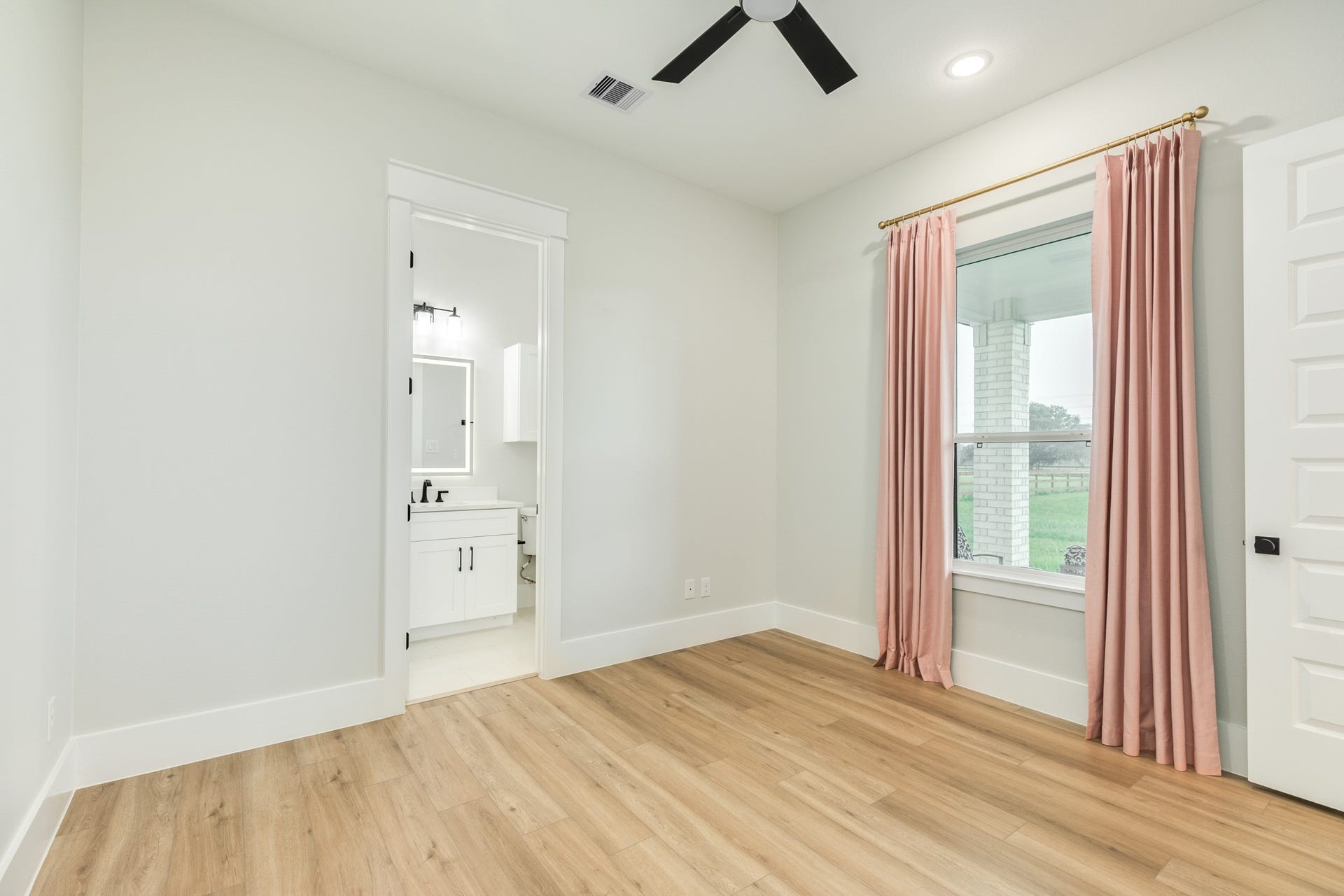 1208 Quarter Horse Trail, Angleton, TX 77515 1208 Quarter Horse Trail, Angleton, TX 77515