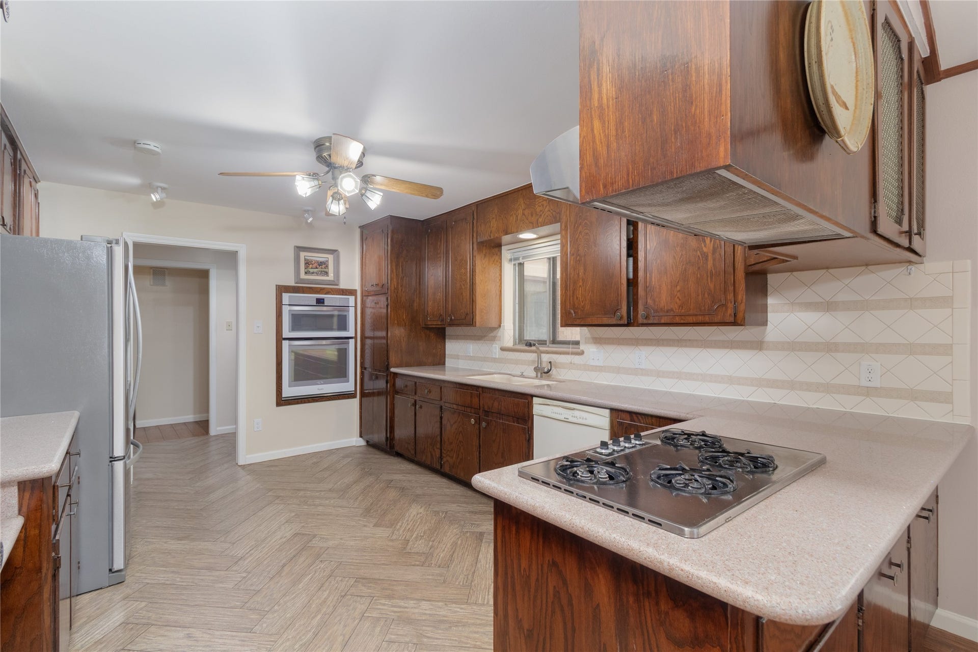 8919 Manhattan Drive, Houston, TX 77096 Gas cooktop, built-in oven and extensive cabinetry provide excellent everyday functionality.