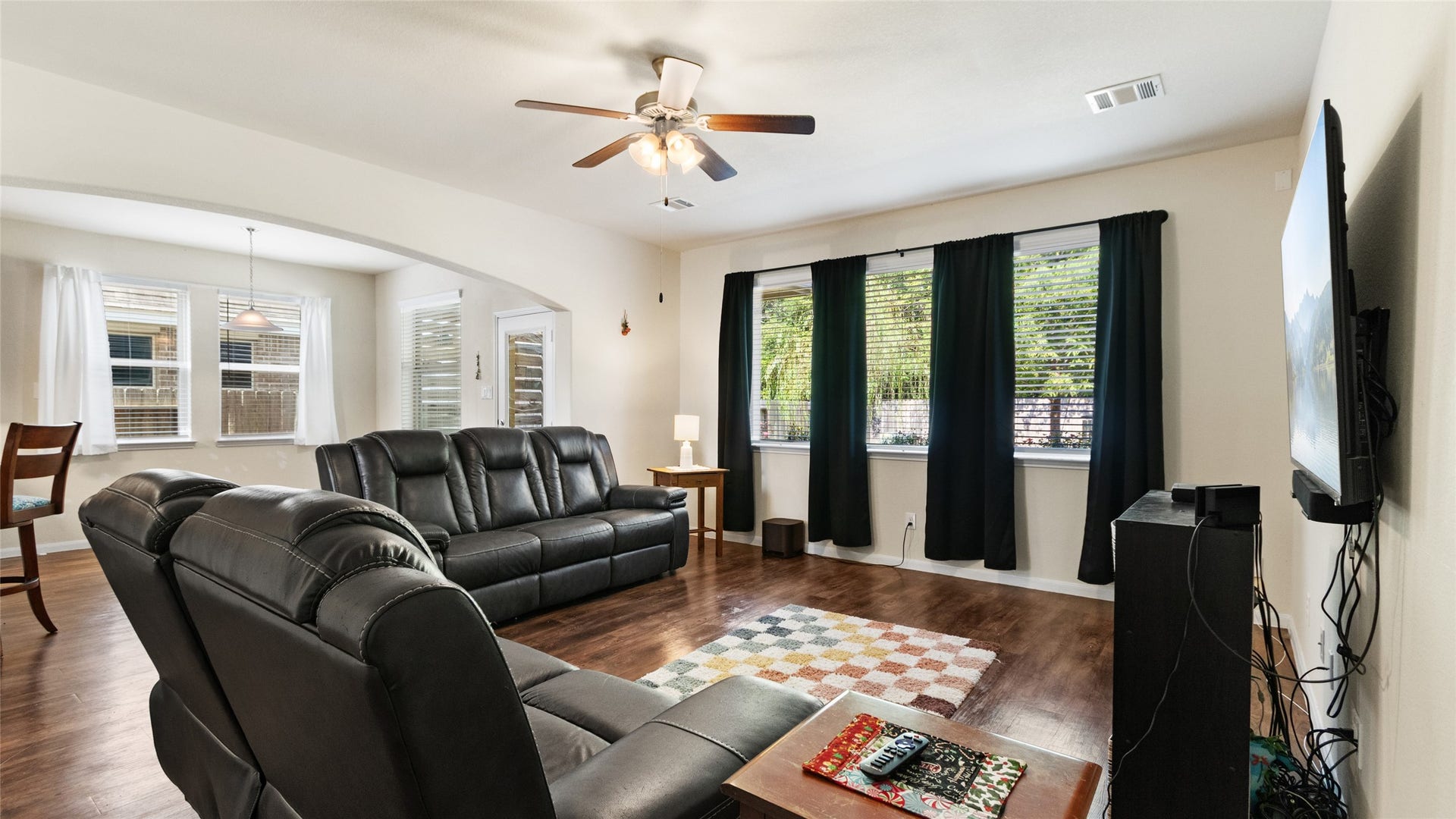 1668 Maggie Trail Drive, Alvin, TX 77511 So much natural light!