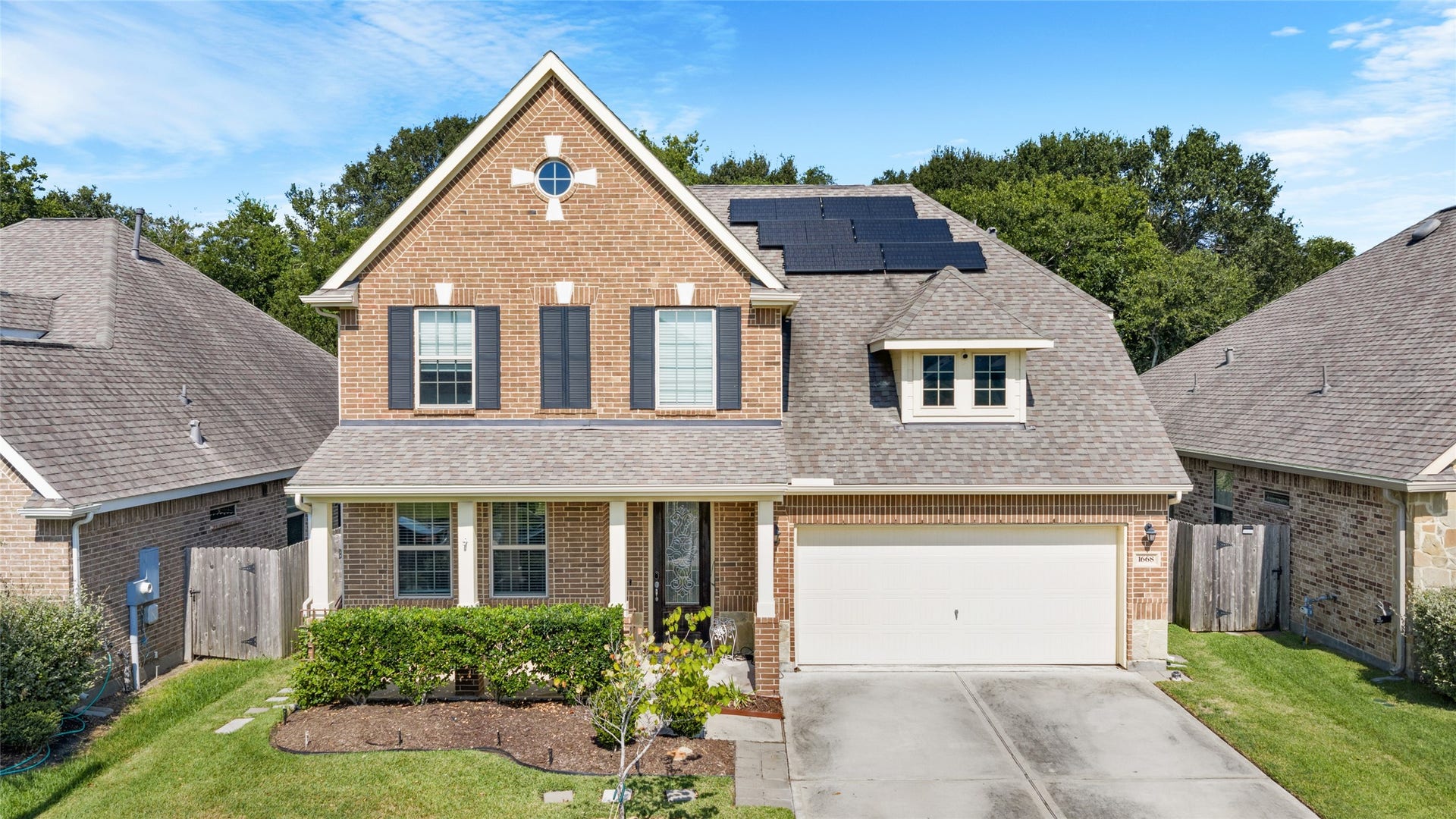 1668 Maggie Trail Drive, Alvin, TX 77511 Welcome Home!