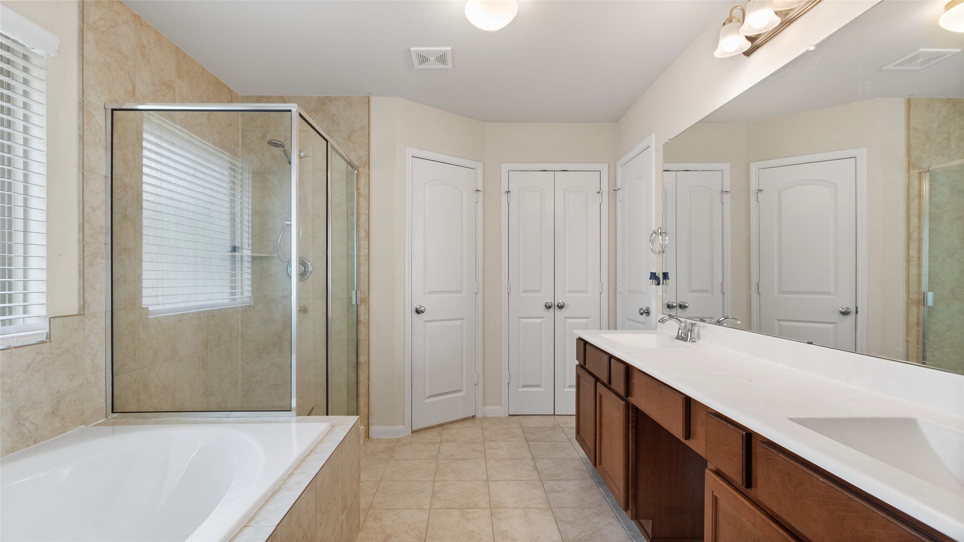 1668 Maggie Trail Drive, Alvin, TX 77511 Primary Bath