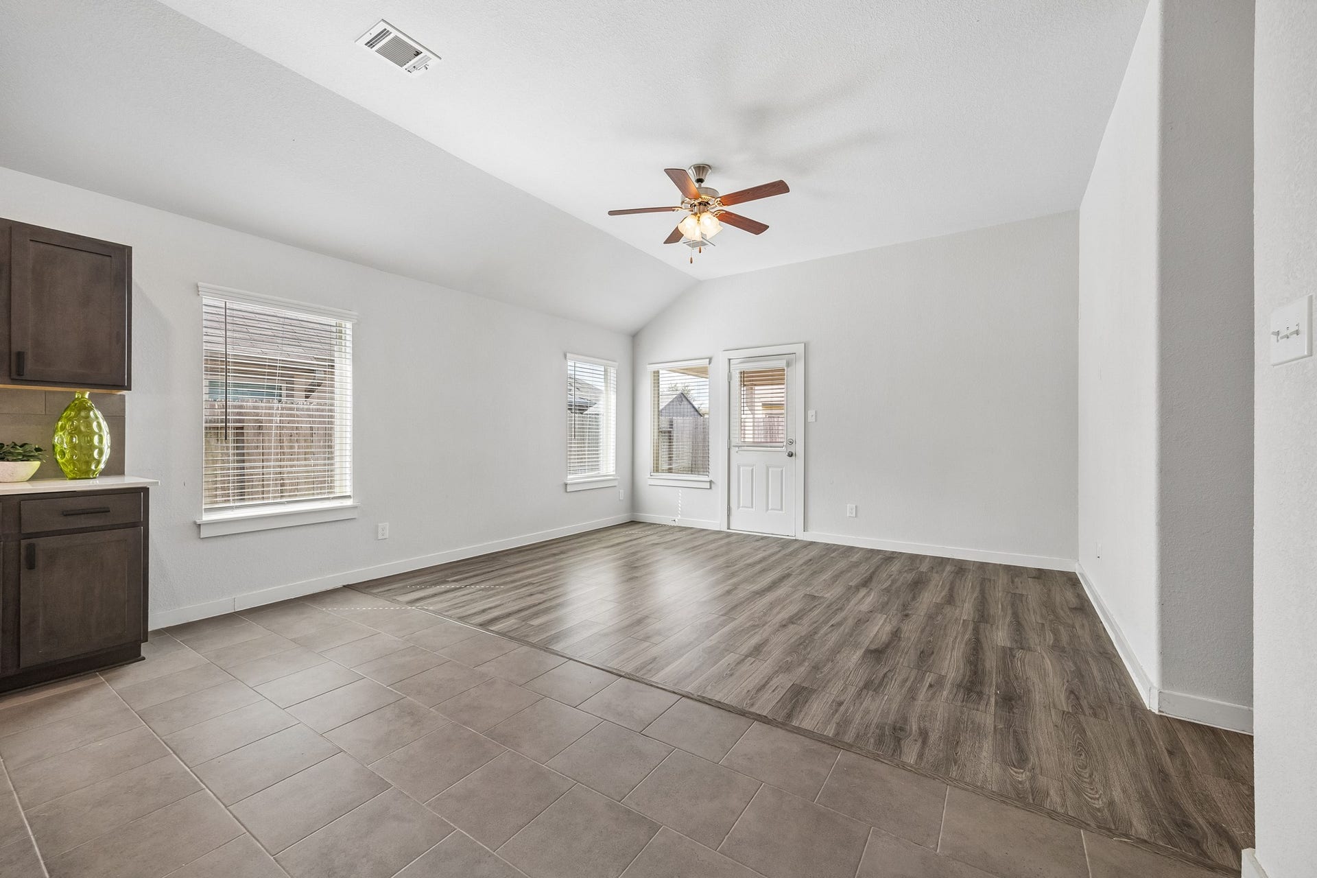 Space for a breakfast table and the living room that dreams are made of.