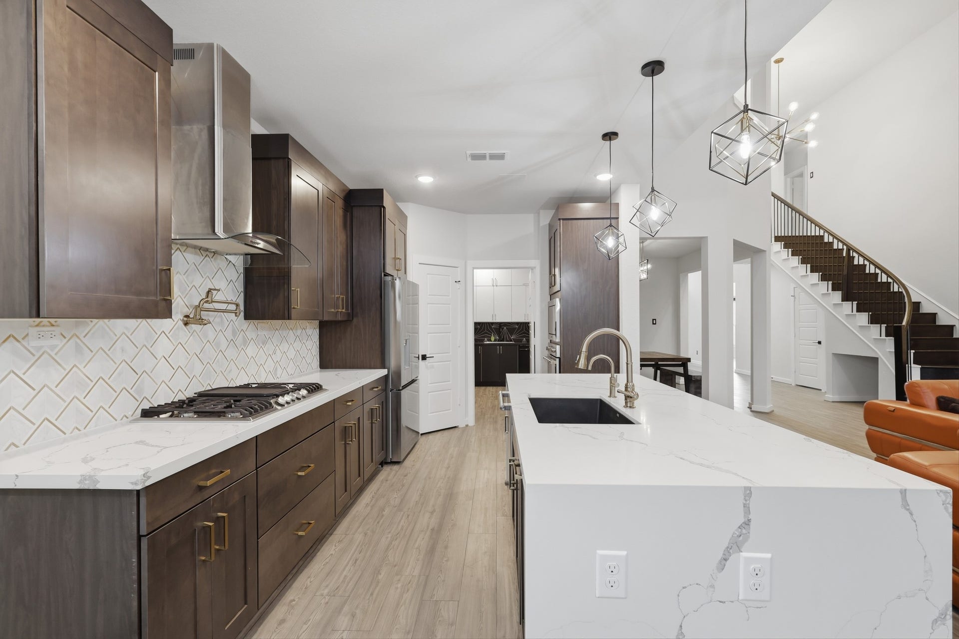 31539 Beacon Cove Trail, Fulshear, TX 77441 Custom cabinetry, stainless steel appliances, professional-grade pot filler and ambient under-cabinet lighting.