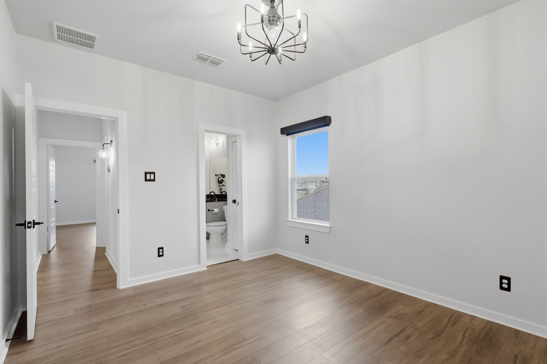 31539 Beacon Cove Trail, Fulshear, TX 77441 Bedroom 3 also provides direct access to the shared full bath positioned between the two upstairs bedrooms.