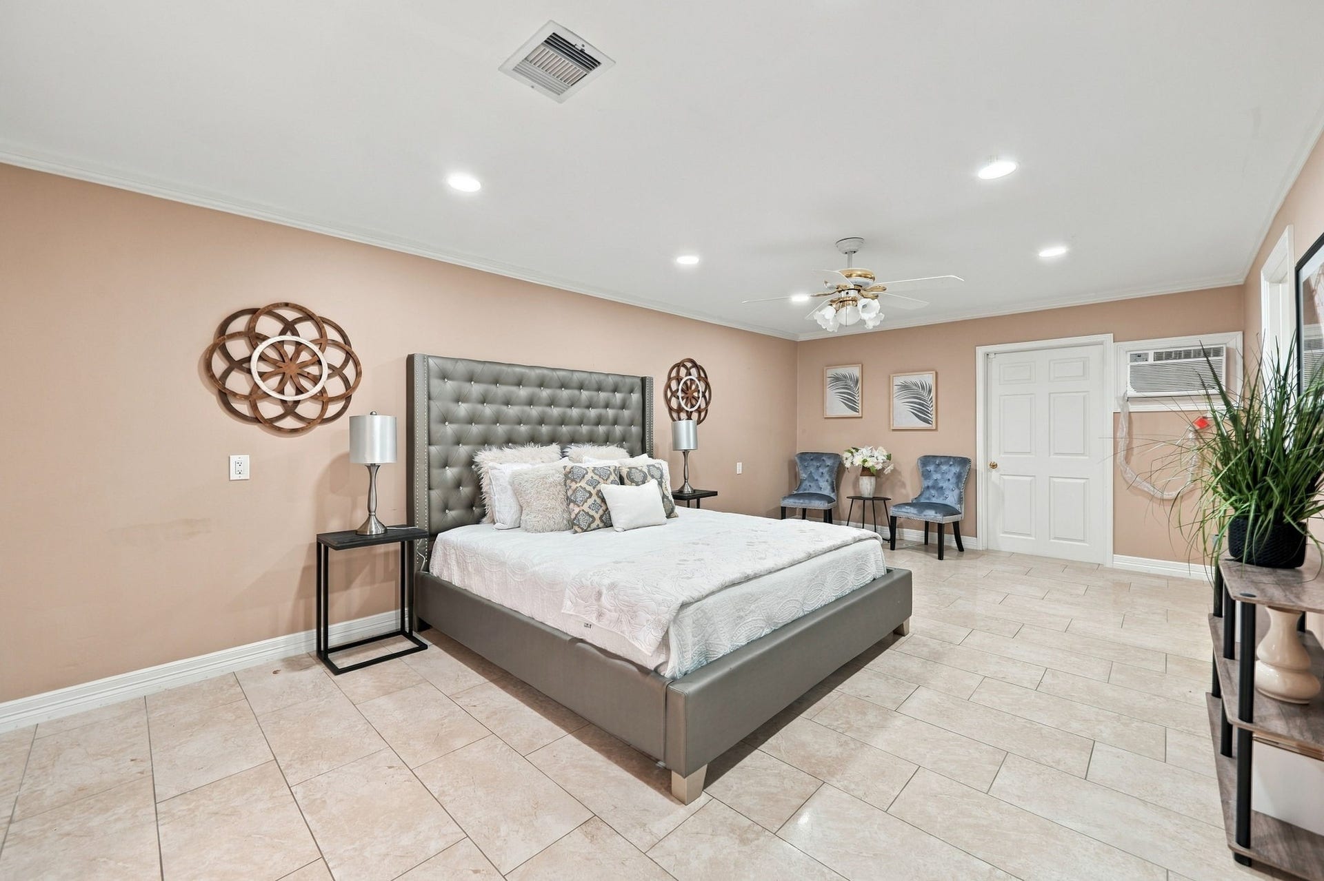 7610 Northwoods Drive, Sugar Land, TX 77479 More than just a place to sleep, this oversized primary bedroom provides the flexibility to create a comfortable retreat with space left for work or relaxation.