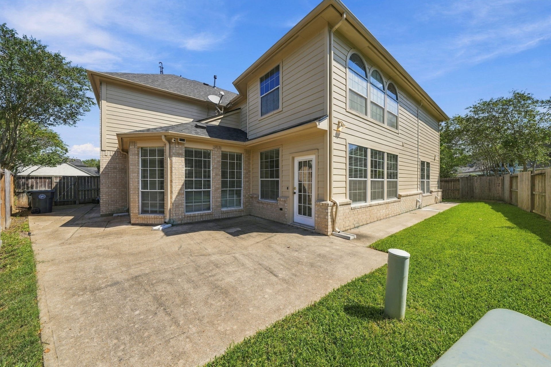7610 Northwoods Drive, Sugar Land, TX 77479 Call Seth Real Estate Group Today because THIS could be your new home!