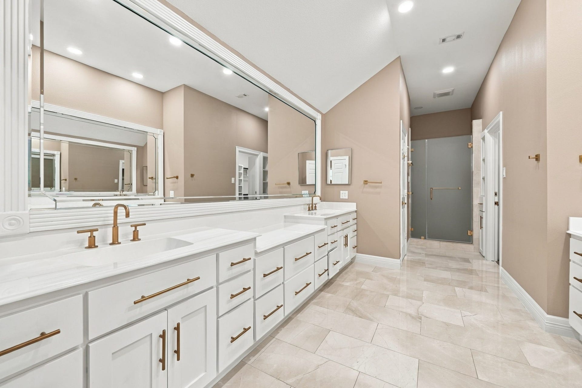 7610 Northwoods Drive, Sugar Land, TX 77479 Bedroom 3 enjoys a well-appointed private bath with an extended vanity and ample storage, adding comfort and convenience for family or overnight guests.