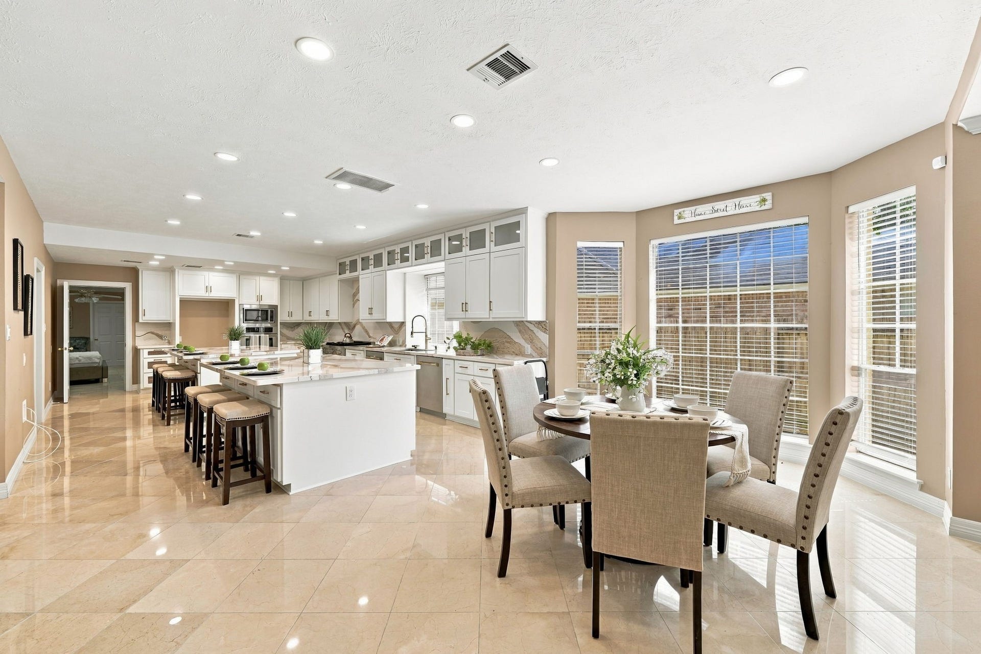 7610 Northwoods Drive, Sugar Land, TX 77479 Start your mornings surrounded by natural light in this charming breakfast nook, perfectly positioned beside the kitchen for easy everyday dining.