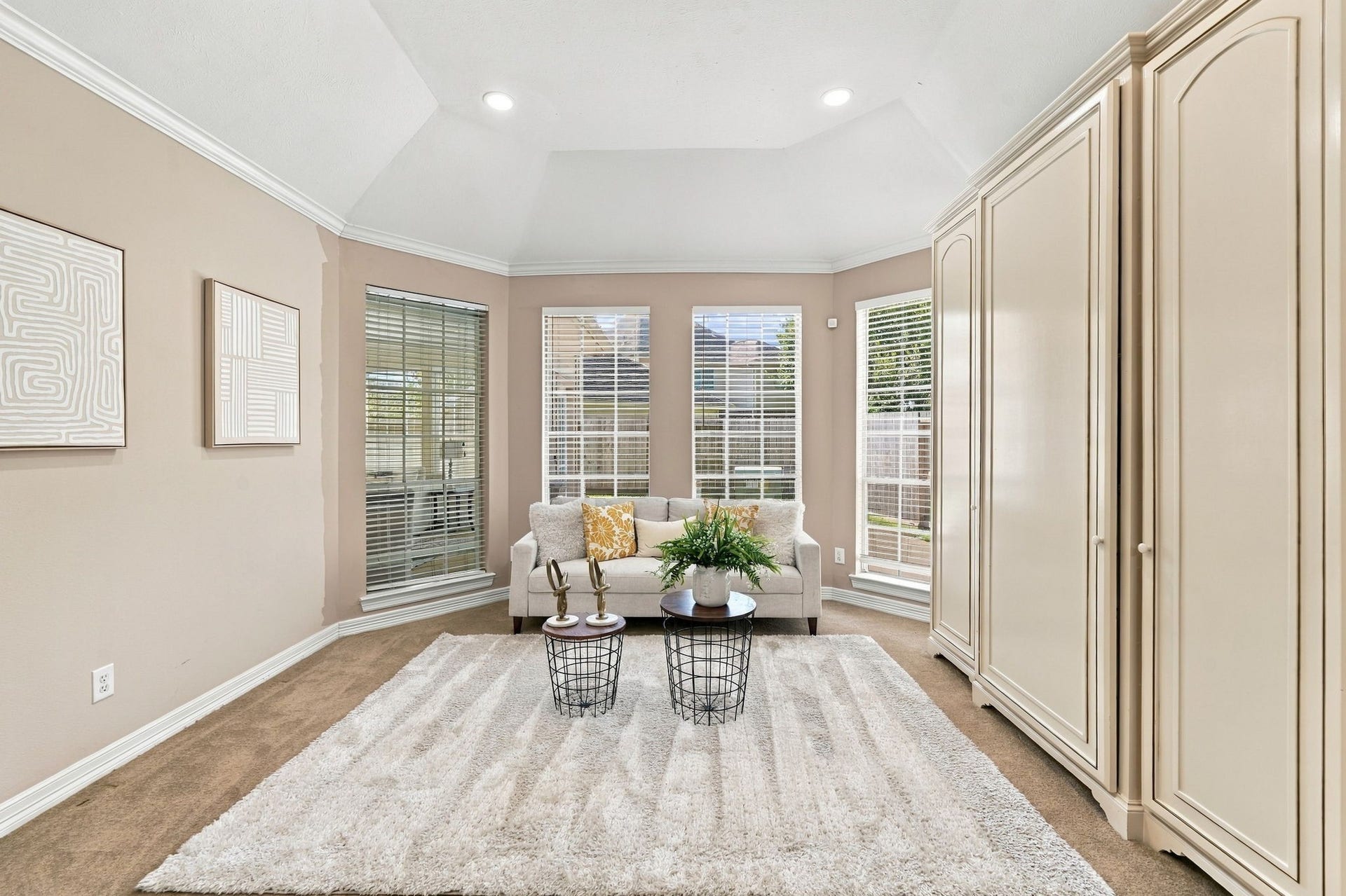 7610 Northwoods Drive, Sugar Land, TX 77479 Surrounded by windows, this private sitting area brings natural light into the primary suite and offers a relaxing space separate from the sleeping area.