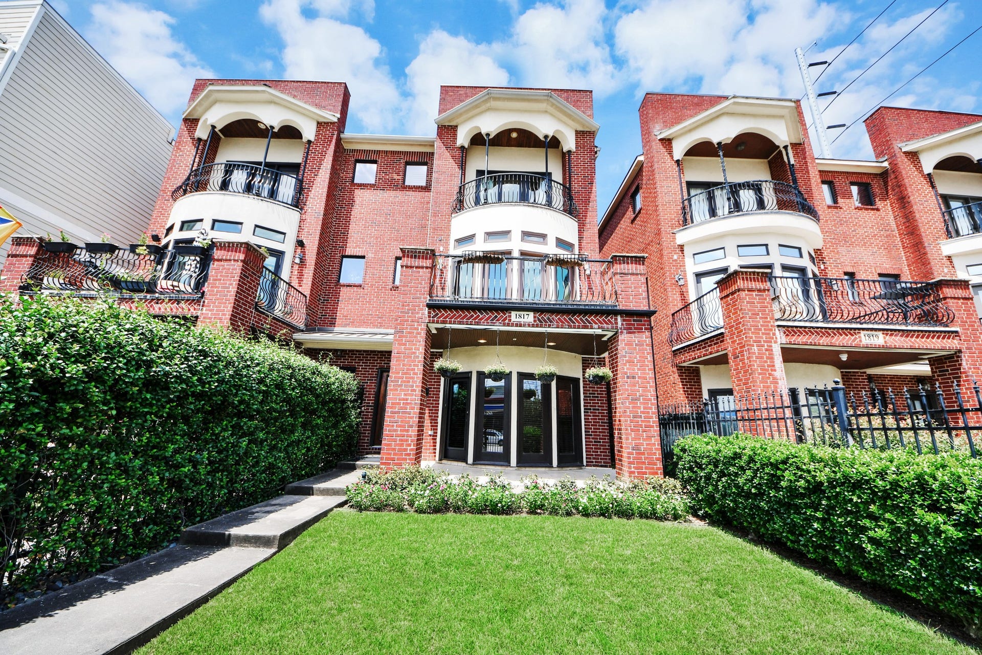 WELCOME TO 1817 HOUSTON AVE WITH NO HOA!!!