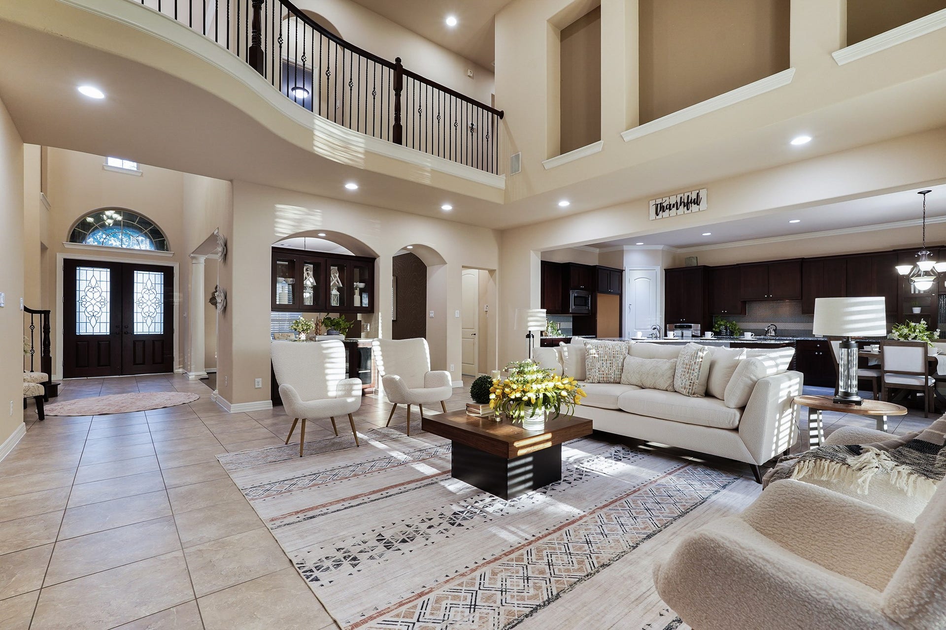 3102 Barrons Way, Sugar Land, TX 77479 This elegant home features a two-story family room with abundant natural light, open floor plan, and a stylish kitchen. A grand entrance and balcony enhance the luxurious feel.