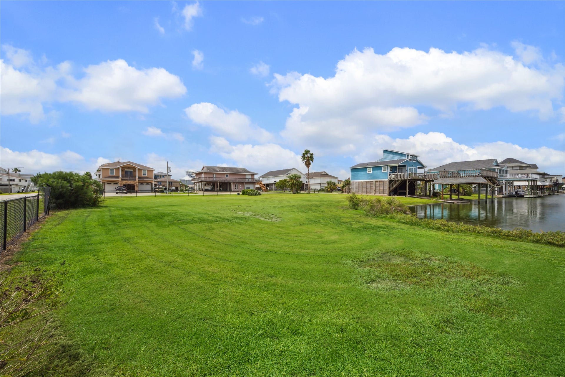 1310 & 1314 Maui Drive, Tiki Island, TX 77554 1310 & 1314 Maui Drive, Tiki Island, TX 77554