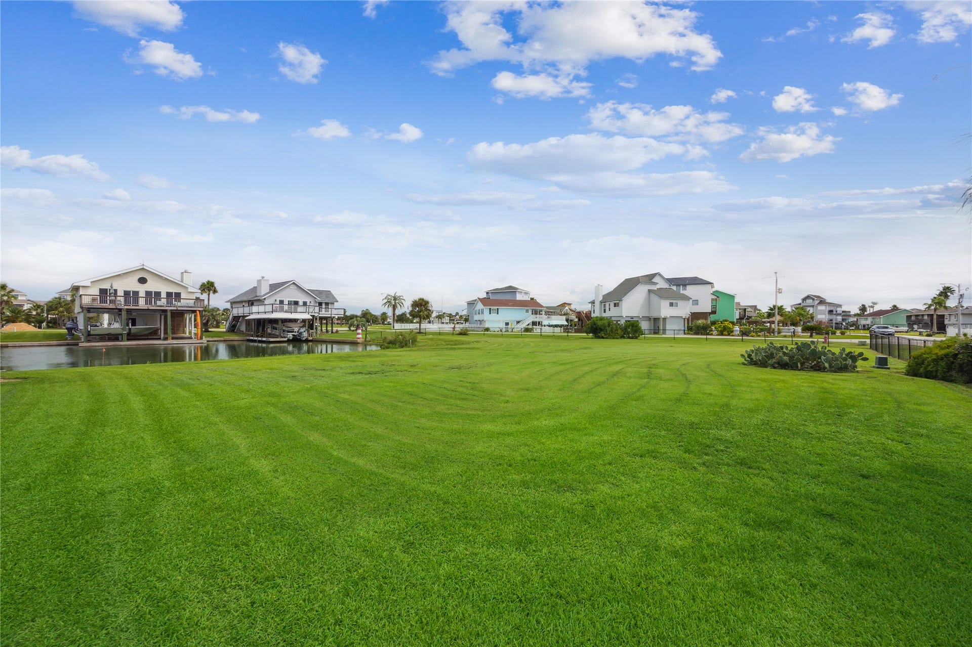1310 & 1314 Maui Drive, Tiki Island, TX 77554 1310 & 1314 Maui Drive, Tiki Island, TX 77554