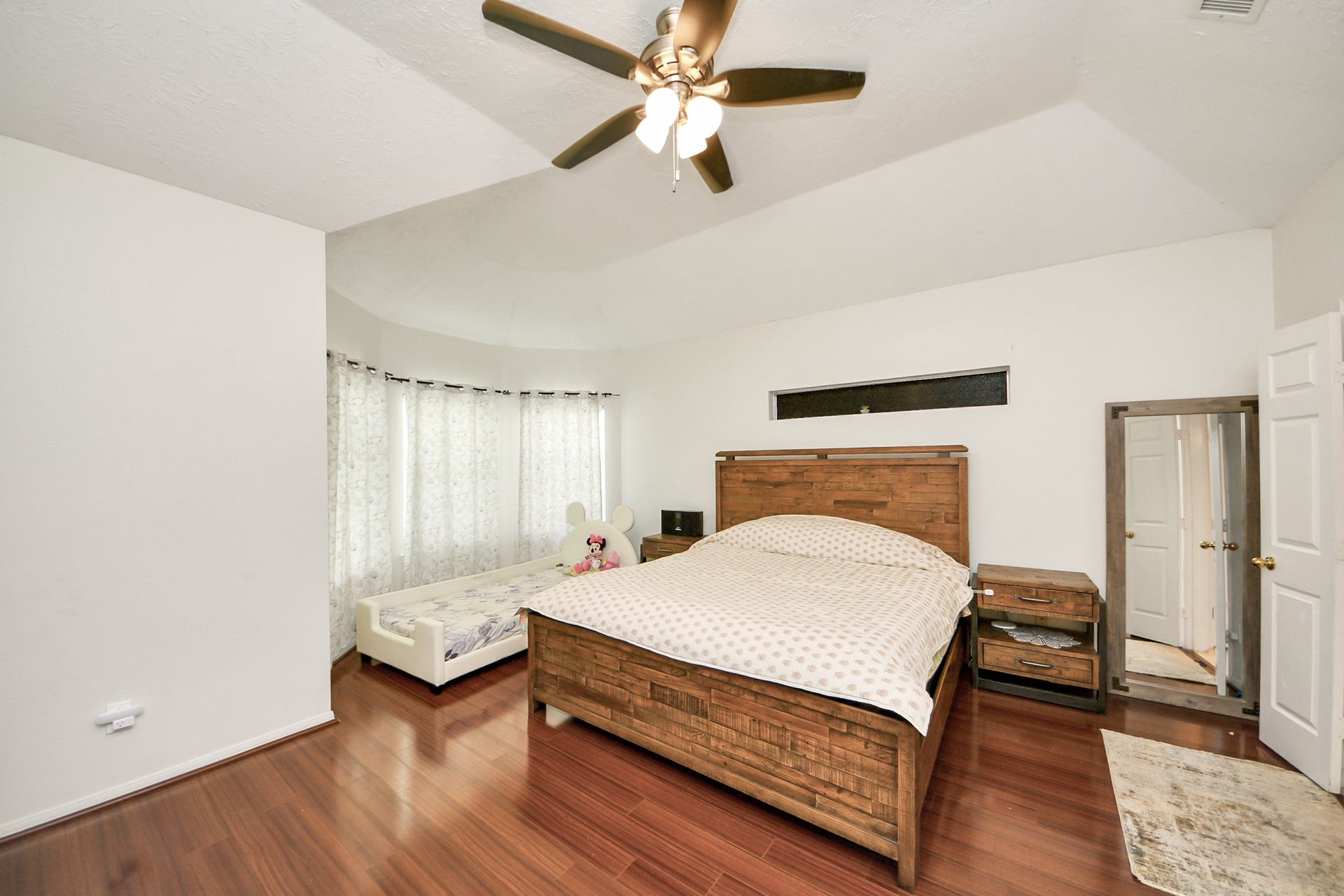 922 Bayhill Drive, Sugar Land, TX 77479 922 Bayhill Drive, Sugar Land, TX 77479