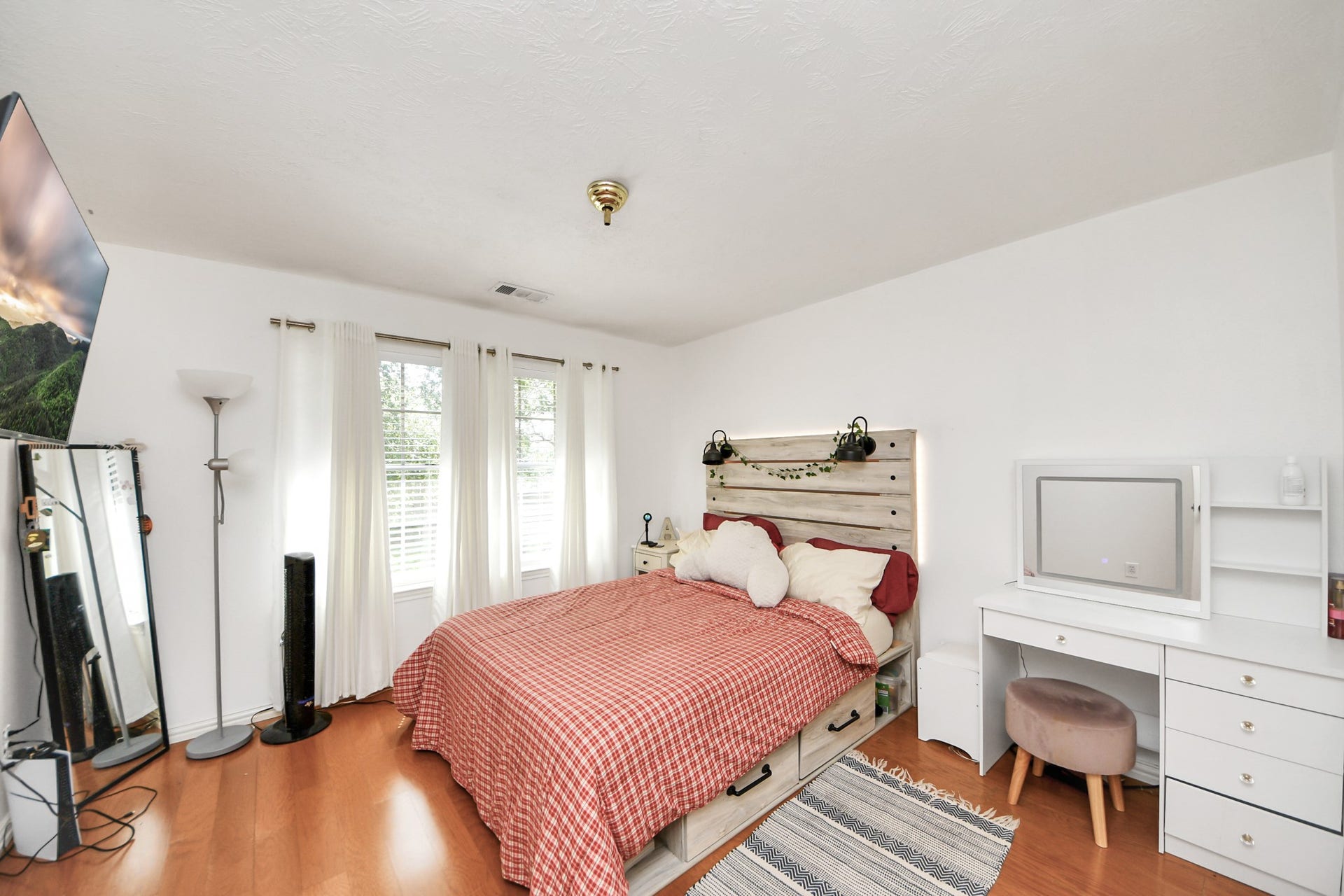 922 Bayhill Drive, Sugar Land, TX 77479 922 Bayhill Drive, Sugar Land, TX 77479