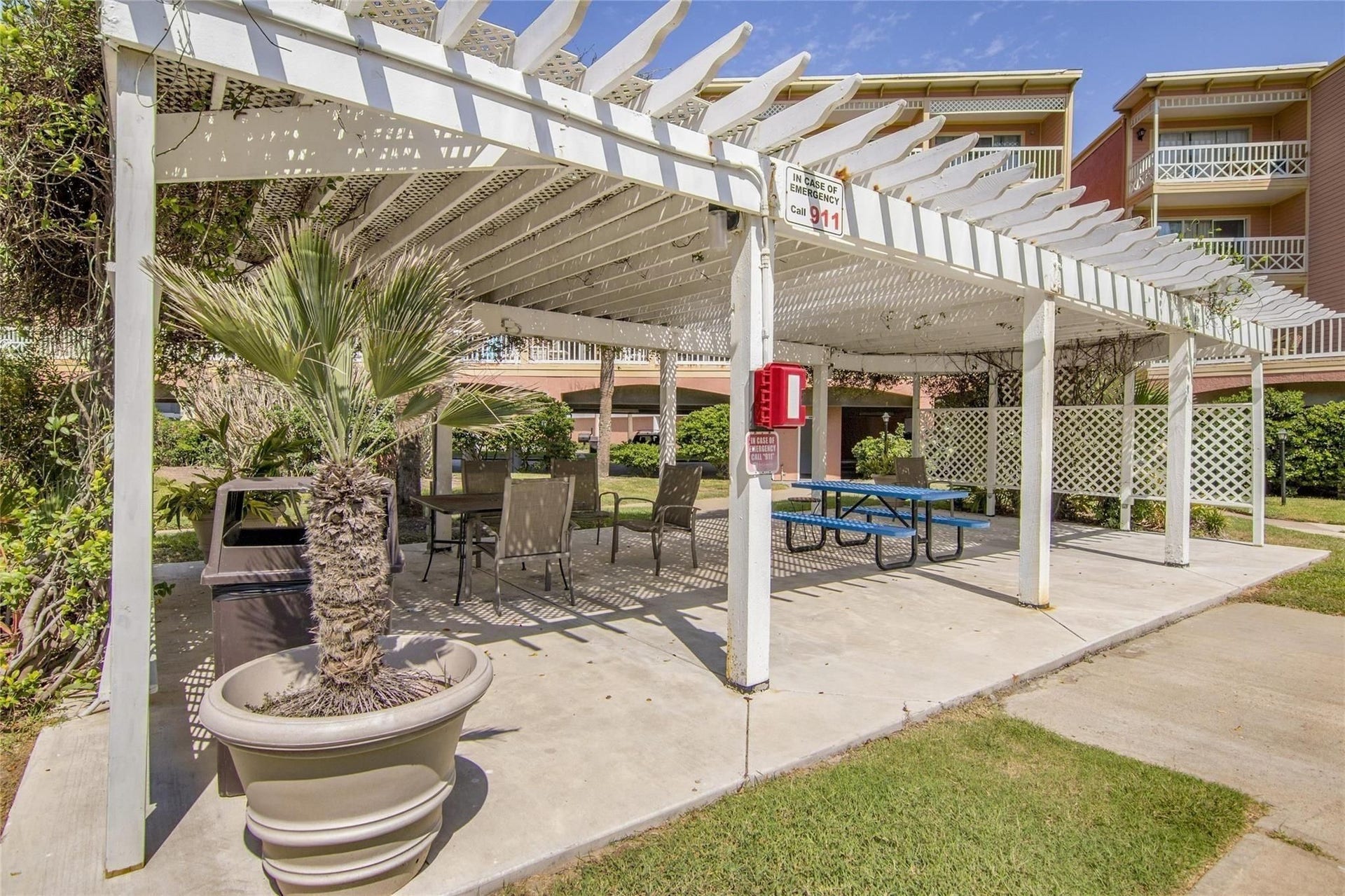 6300 Seawall Boulevard, #3326, Galveston, TX 77551 Covered area at the pool
