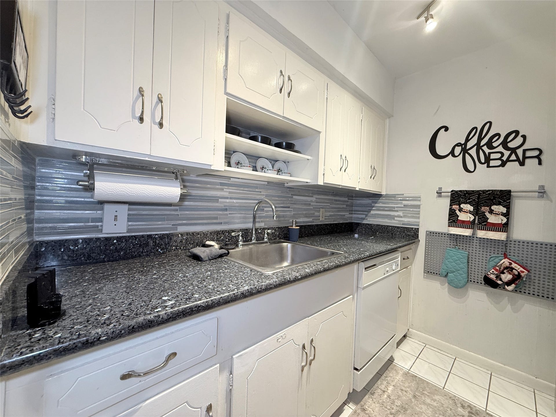 5861 Inwood Drive, #6, Houston, TX 77057 Granite counters with tile backsplash