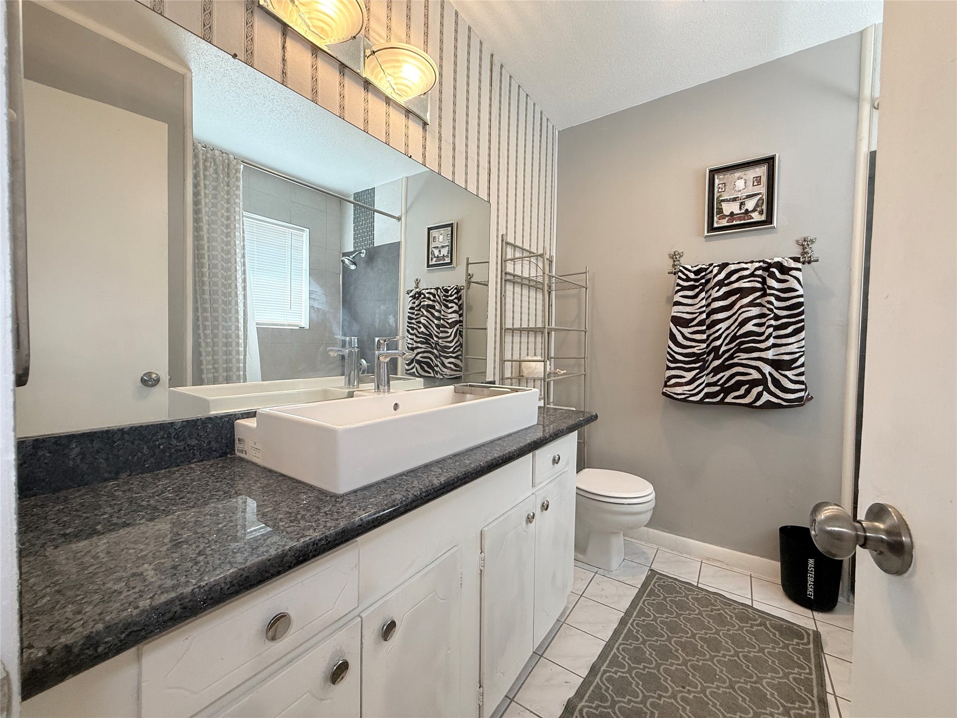 5861 Inwood Drive, #6, Houston, TX 77057 Updated bathroom