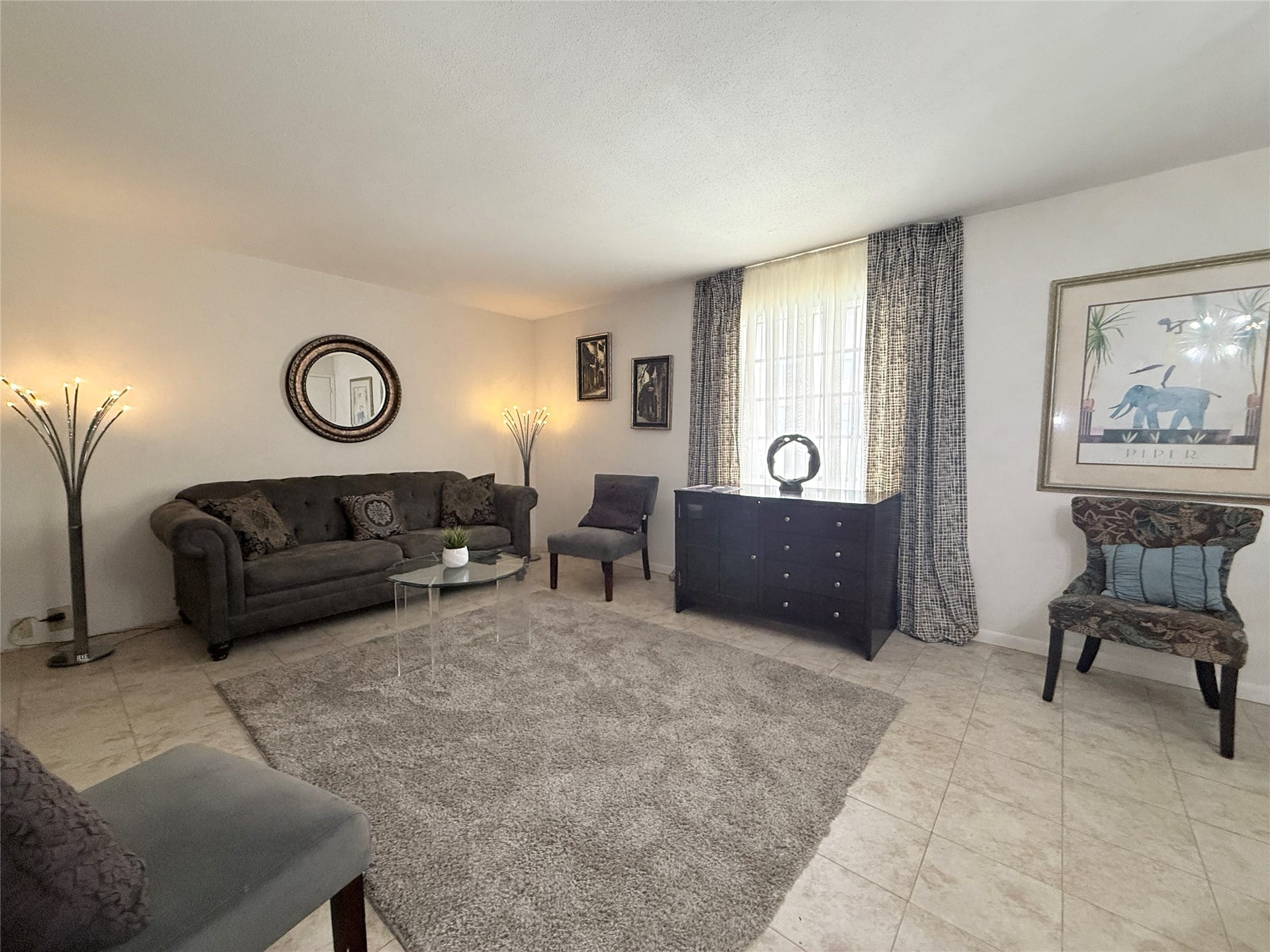 5861 Inwood Drive, #6, Houston, TX 77057 Spacious living room with good natural light