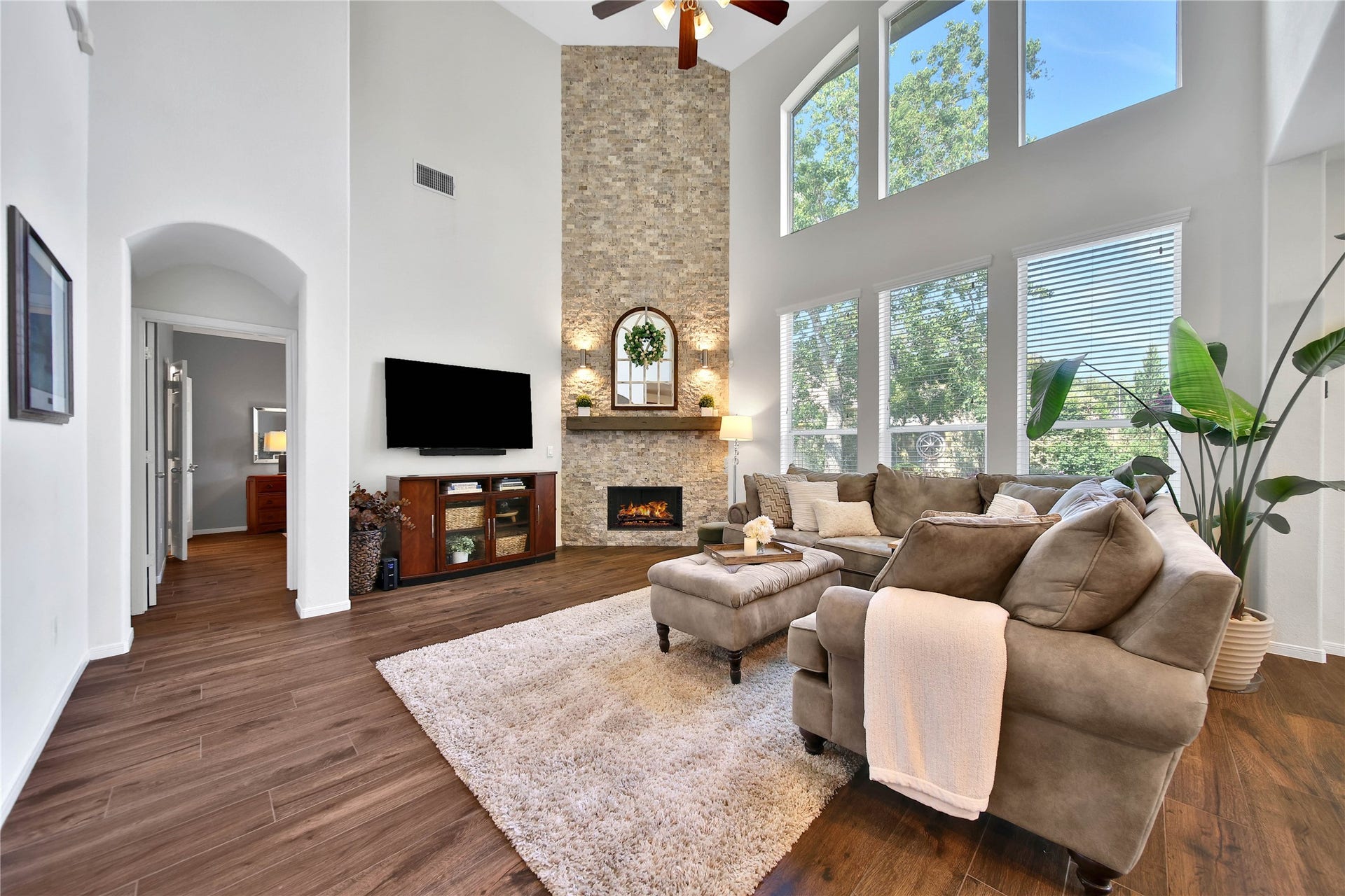 17311 Lassen Forest Lane, Humble, TX 77346 Stunning 2 story living room is open to the kitchen and showcases beautiful views of the private back yard and patio area.