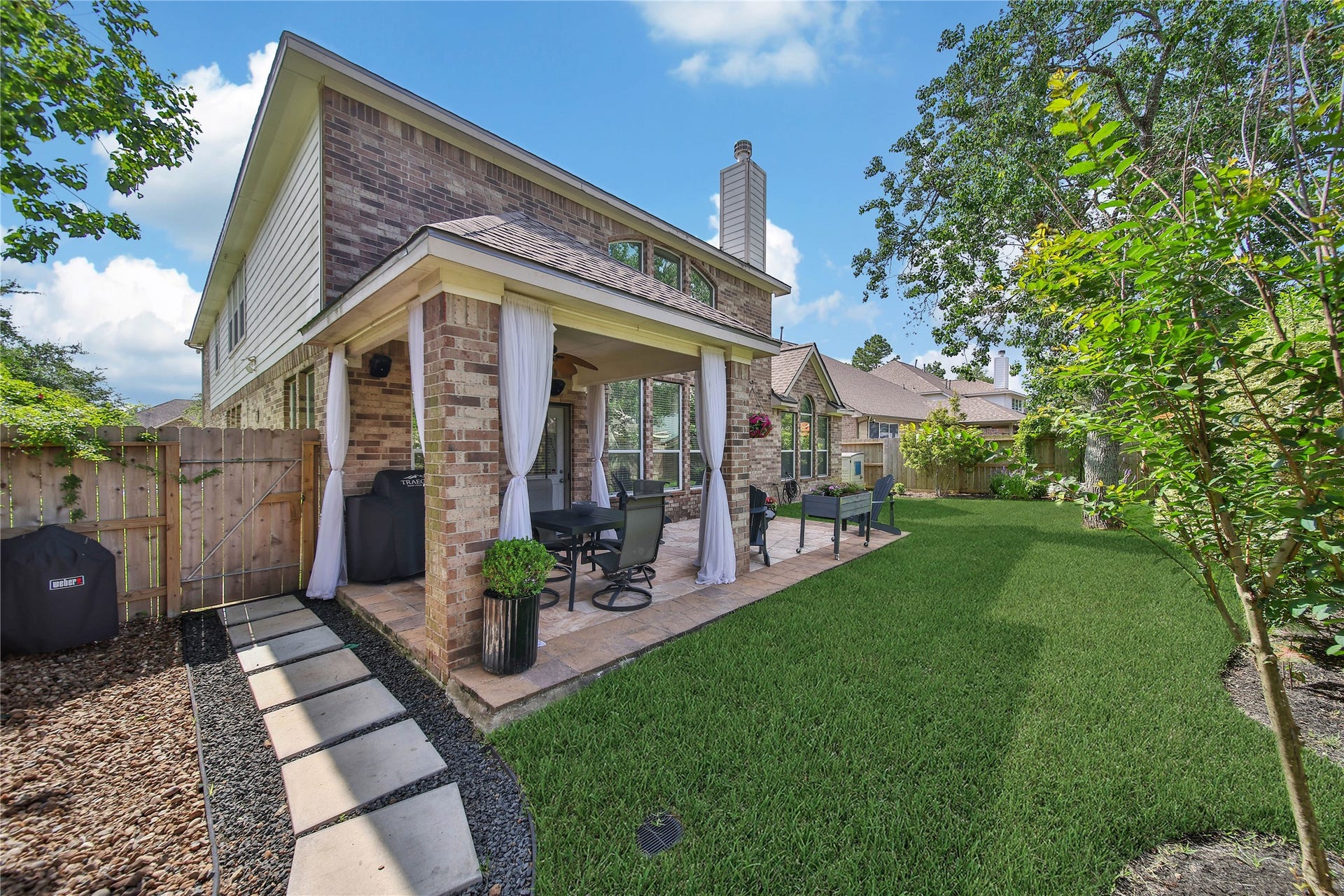 17311 Lassen Forest Lane, Humble, TX 77346 Gorgeous and well maintained backyard. Enjoy the covered patio and extended flagstone patio and you relax and enjoy the outdoors!
