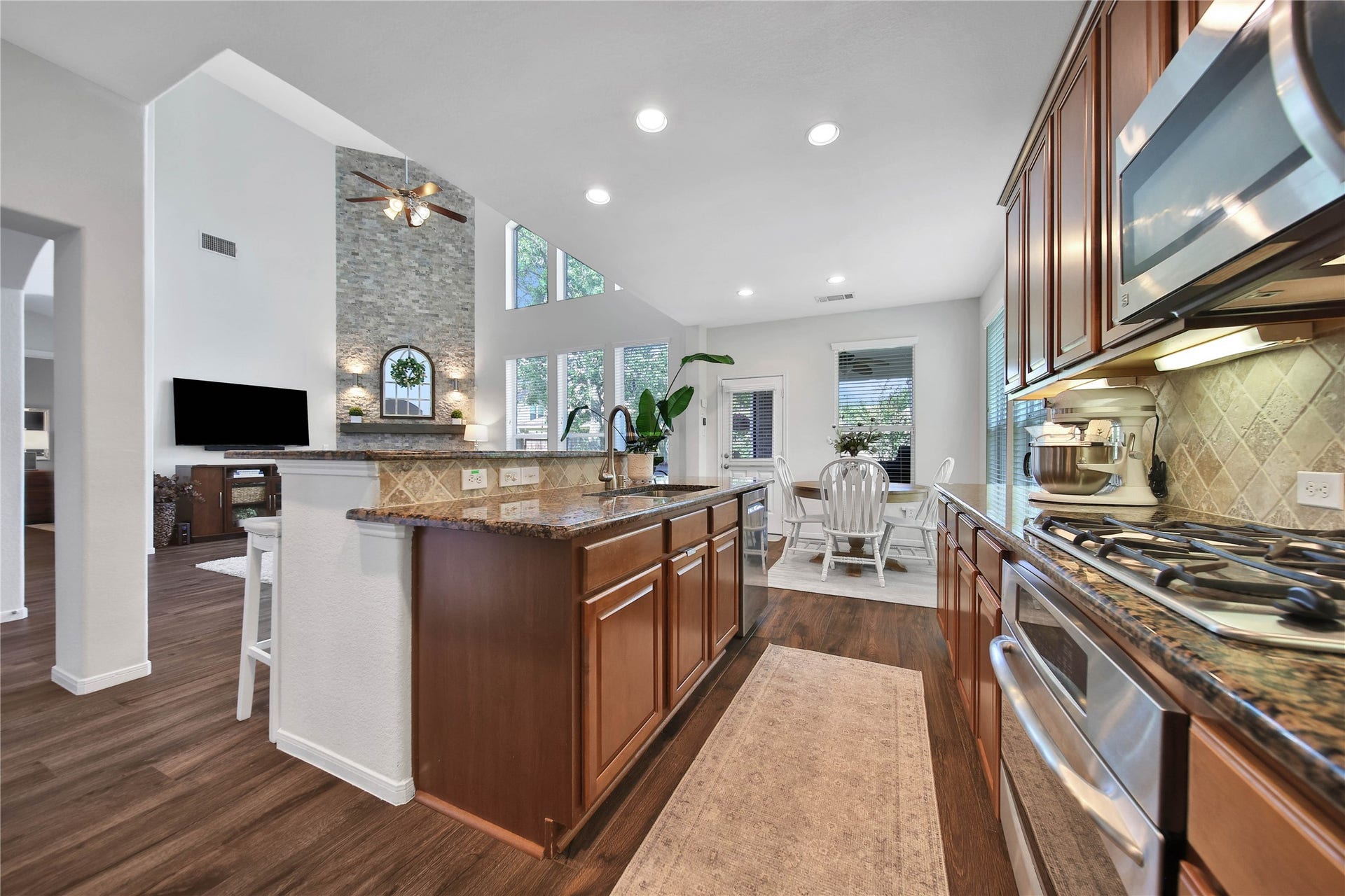 17311 Lassen Forest Lane, Humble, TX 77346 Functional design and flow in the kitchen make this timeless design a workhorse.