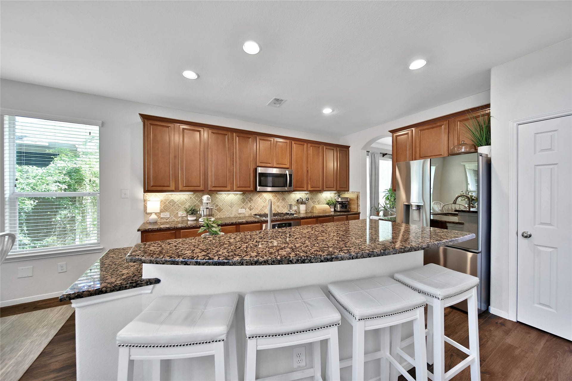 17311 Lassen Forest Lane, Humble, TX 77346 Gather round the breakfast bar to visit with the Chef, or relax with a cup of coffee.