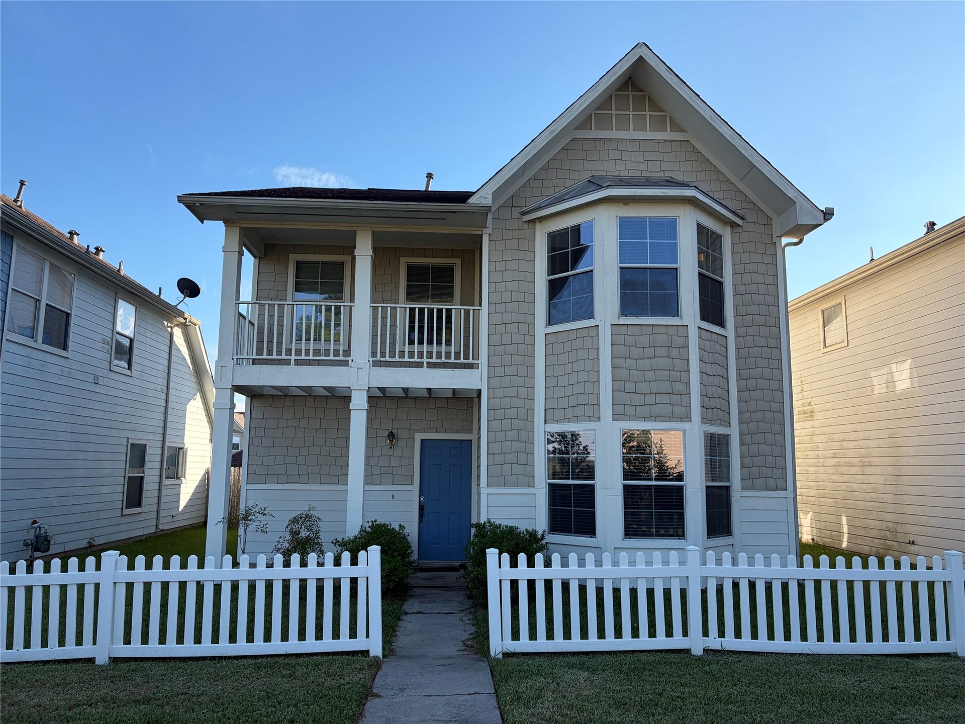 Front of Home Faces Boardwalk to the Lake