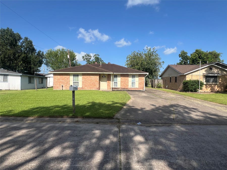 Property photo for 1325 Northbrook Drive, Angleton, TX